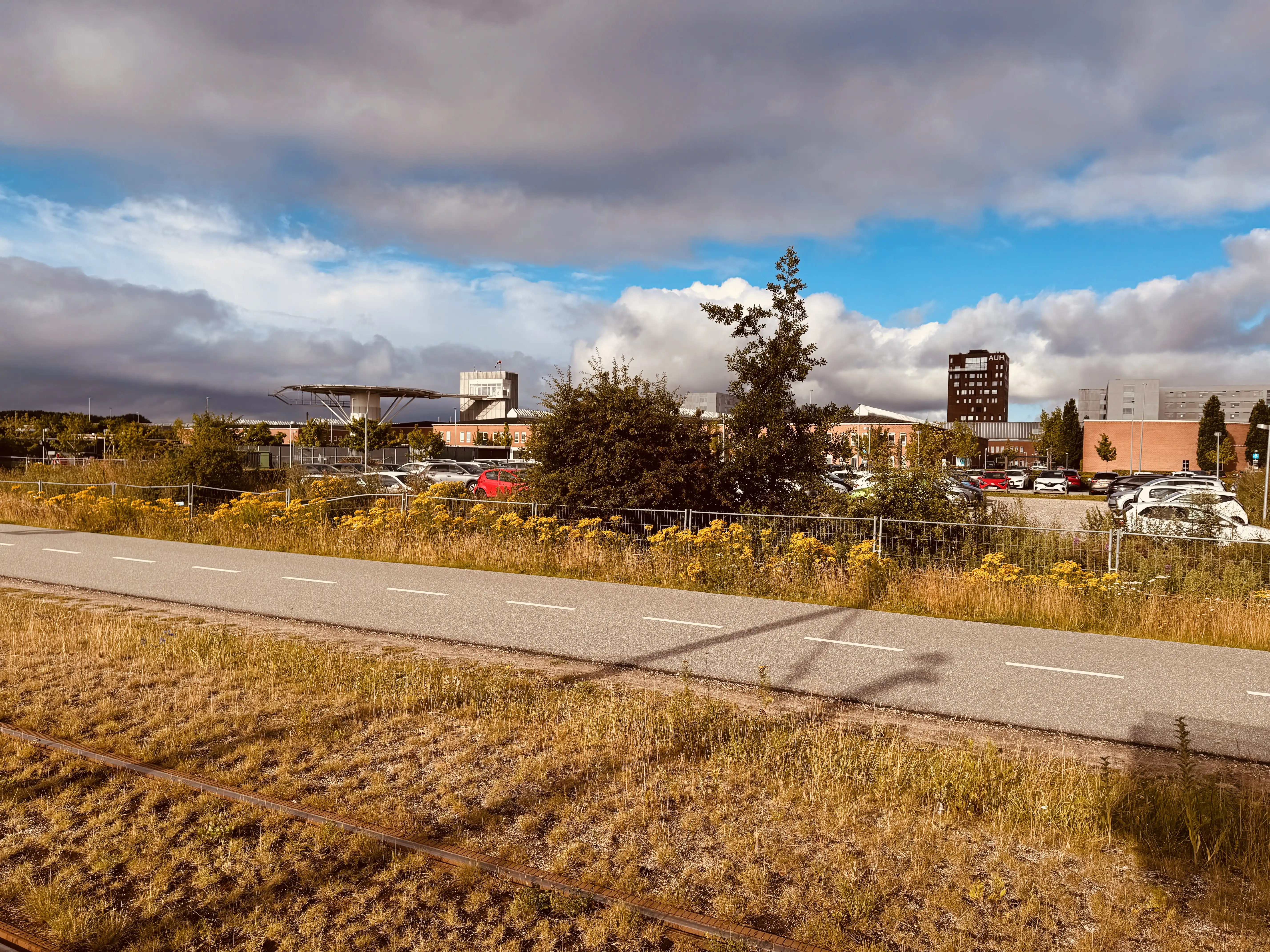 Billede af Aarhus Universitetshospital Letbanestation, hvor man kan se Aarhus Universitetshospital i baggrunden.