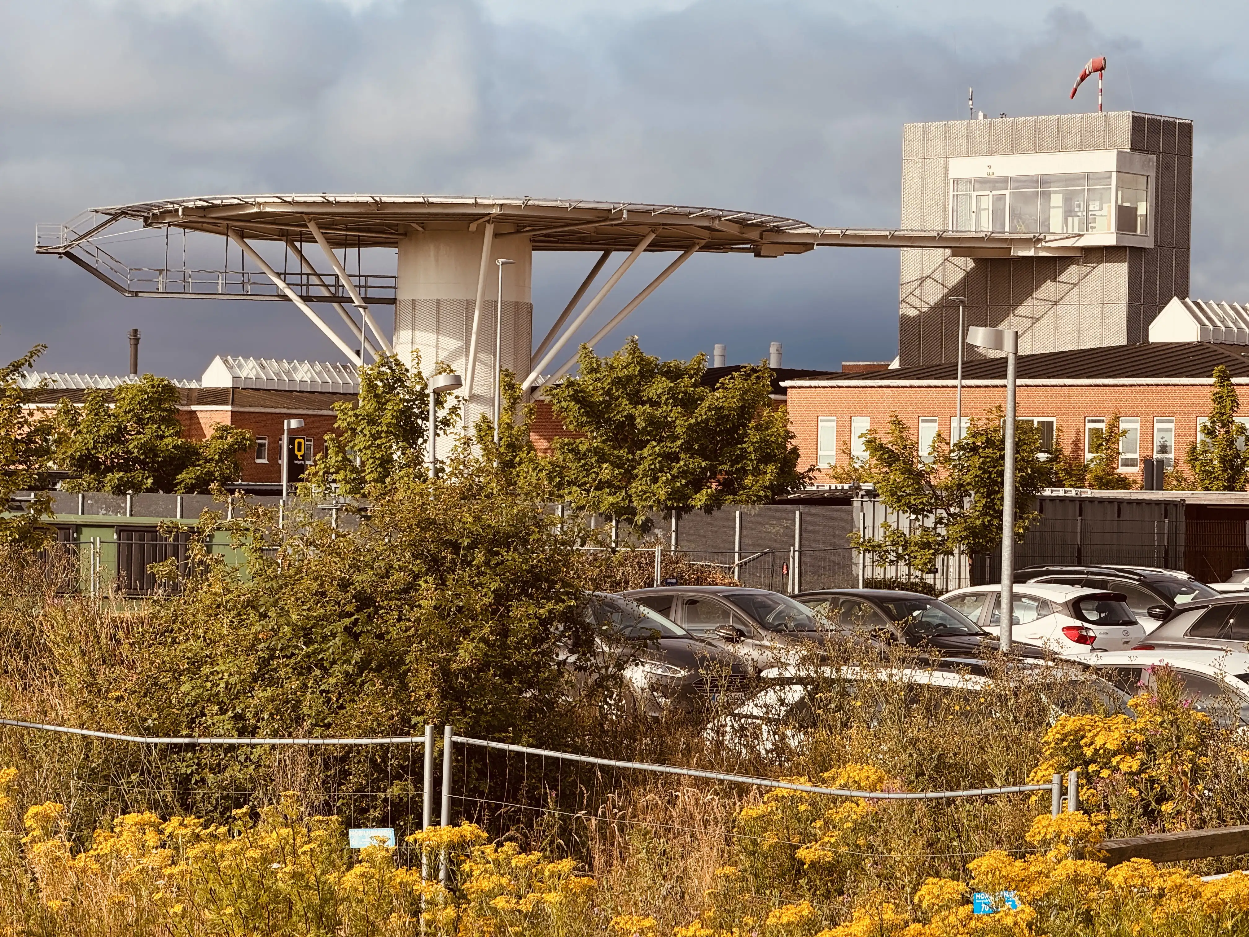 Billede af Aarhus Universitetshospital Letbanestation, hvor man kan se Aarhus Universitetshospital i baggrunden.