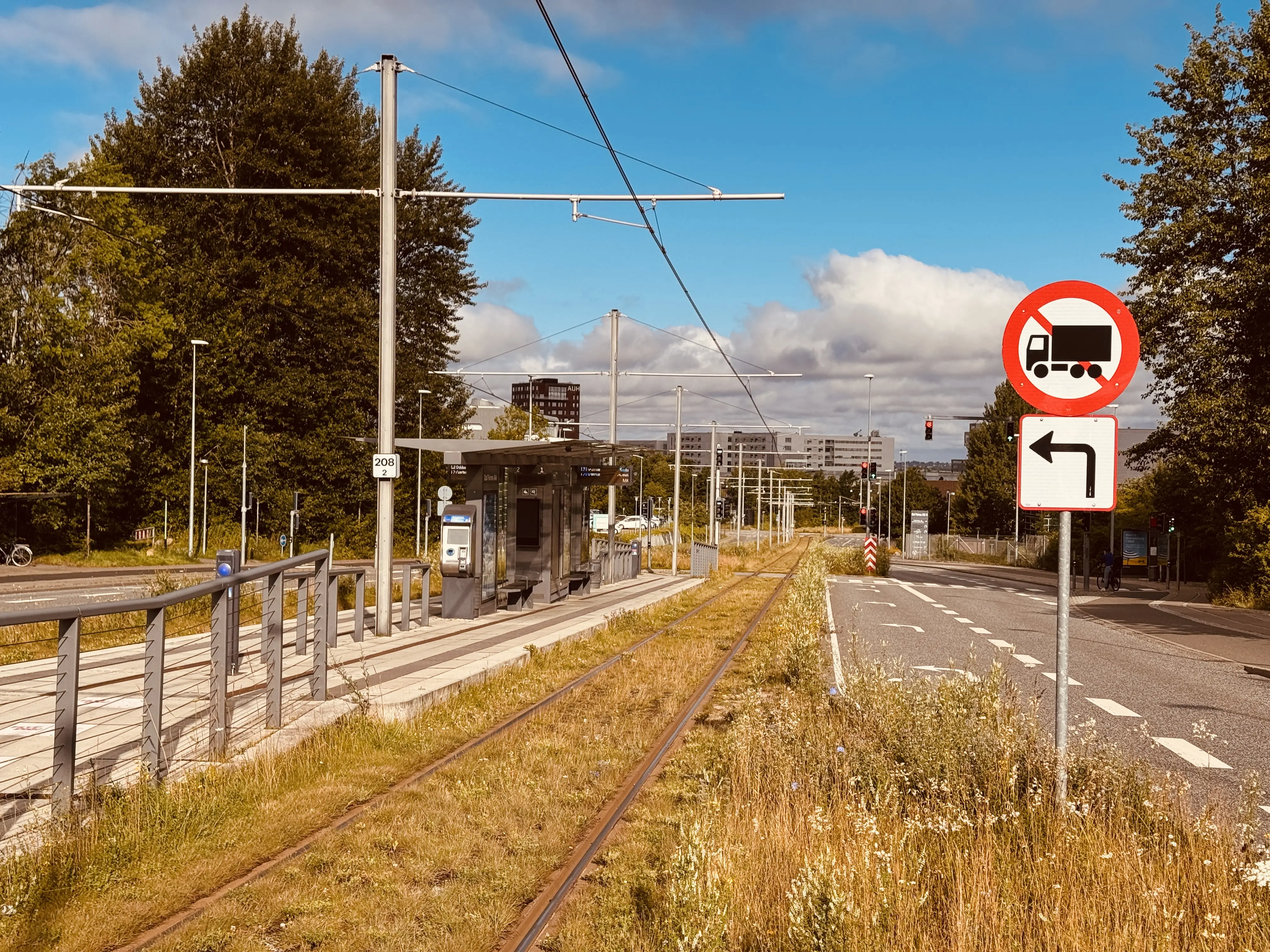 Billede af Olof Palmes Allé Letbanestation. Billede af Olof Palmes Allé Letbanestation.