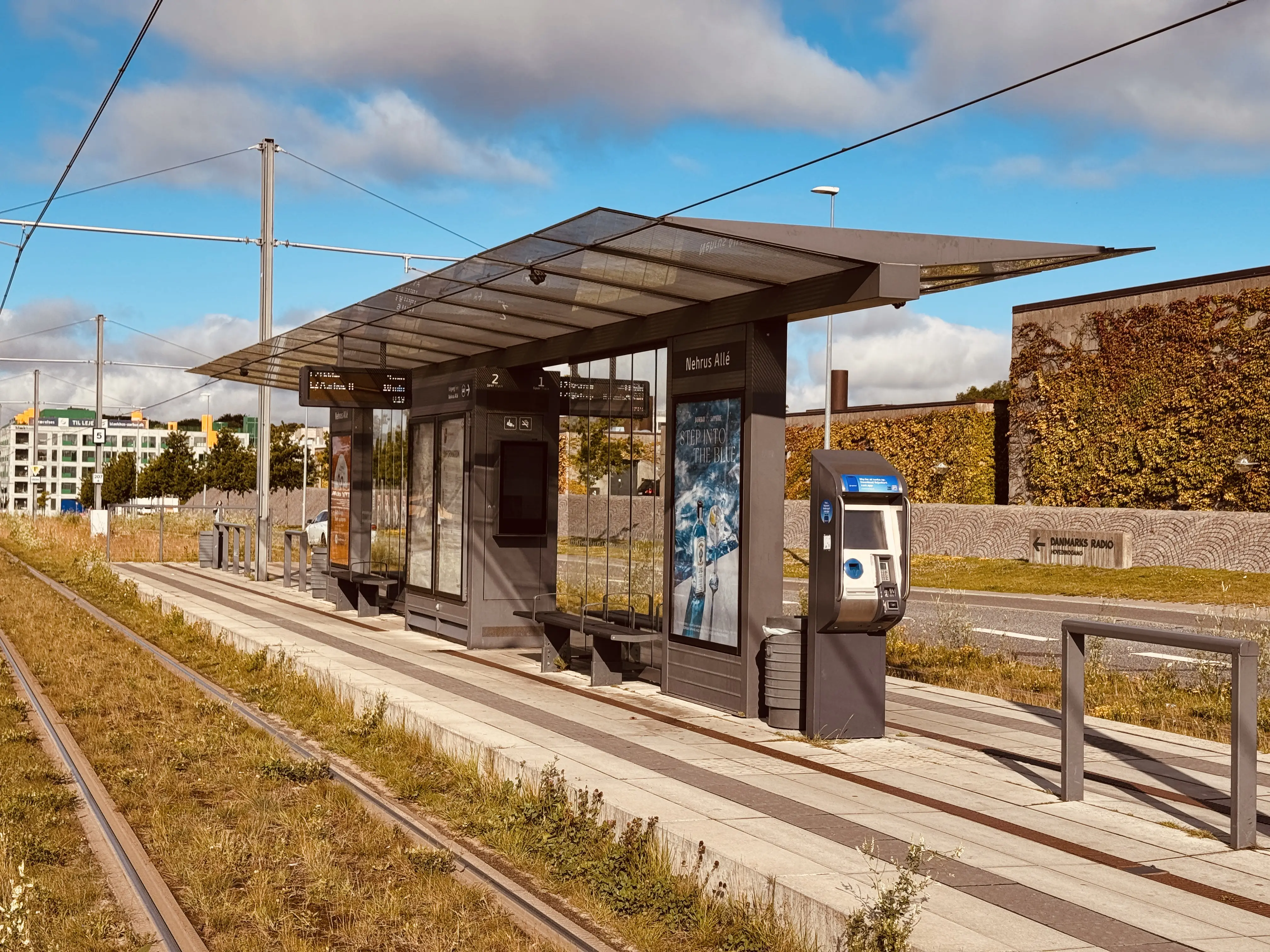 Billede af Nehrus Allé Letbanestation. Billede af Nehrus Allé Letbanestation.