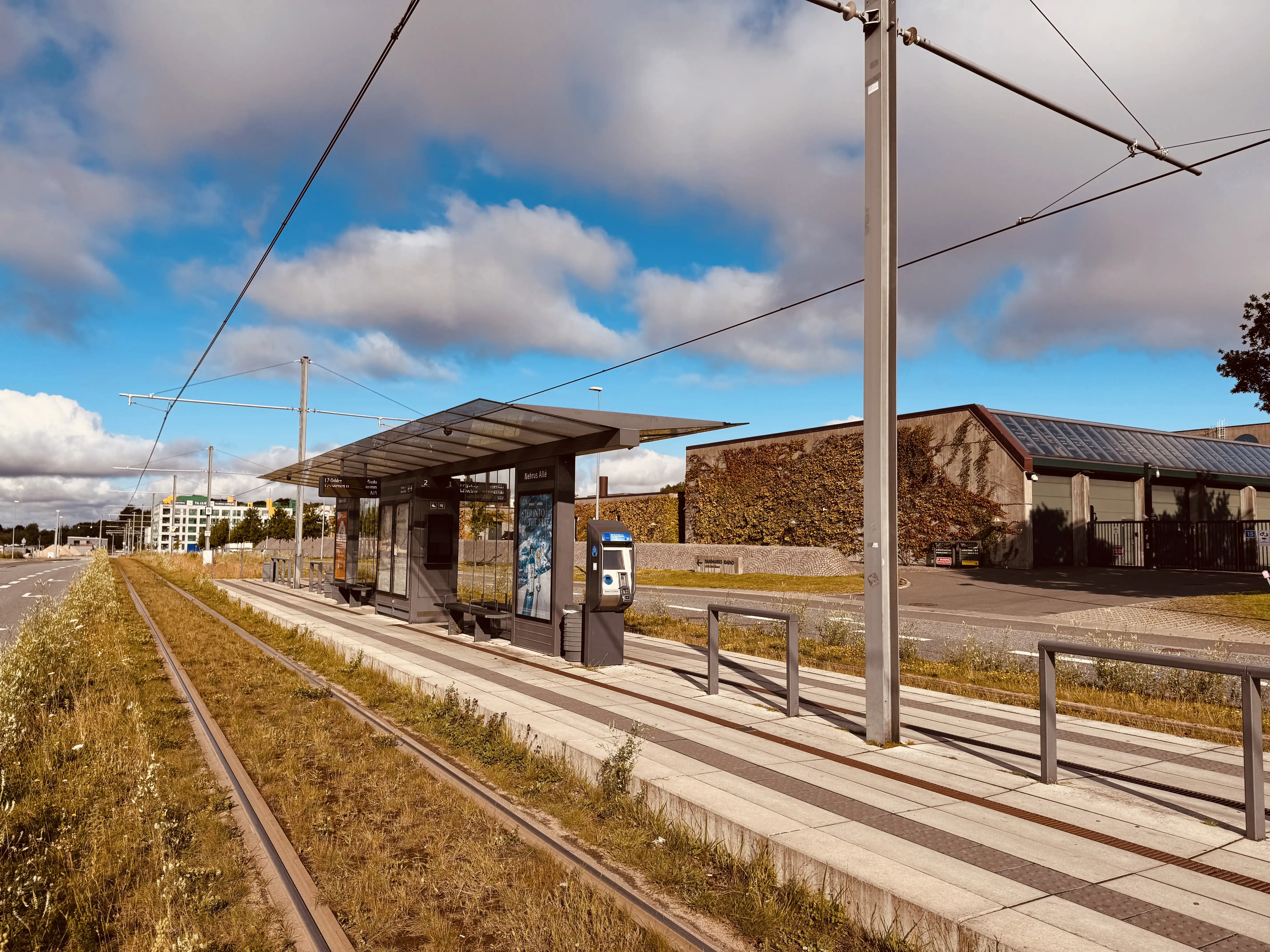 Billede af Nehrus Allé Letbanestation. Billede af Nehrus Allé Letbanestation.