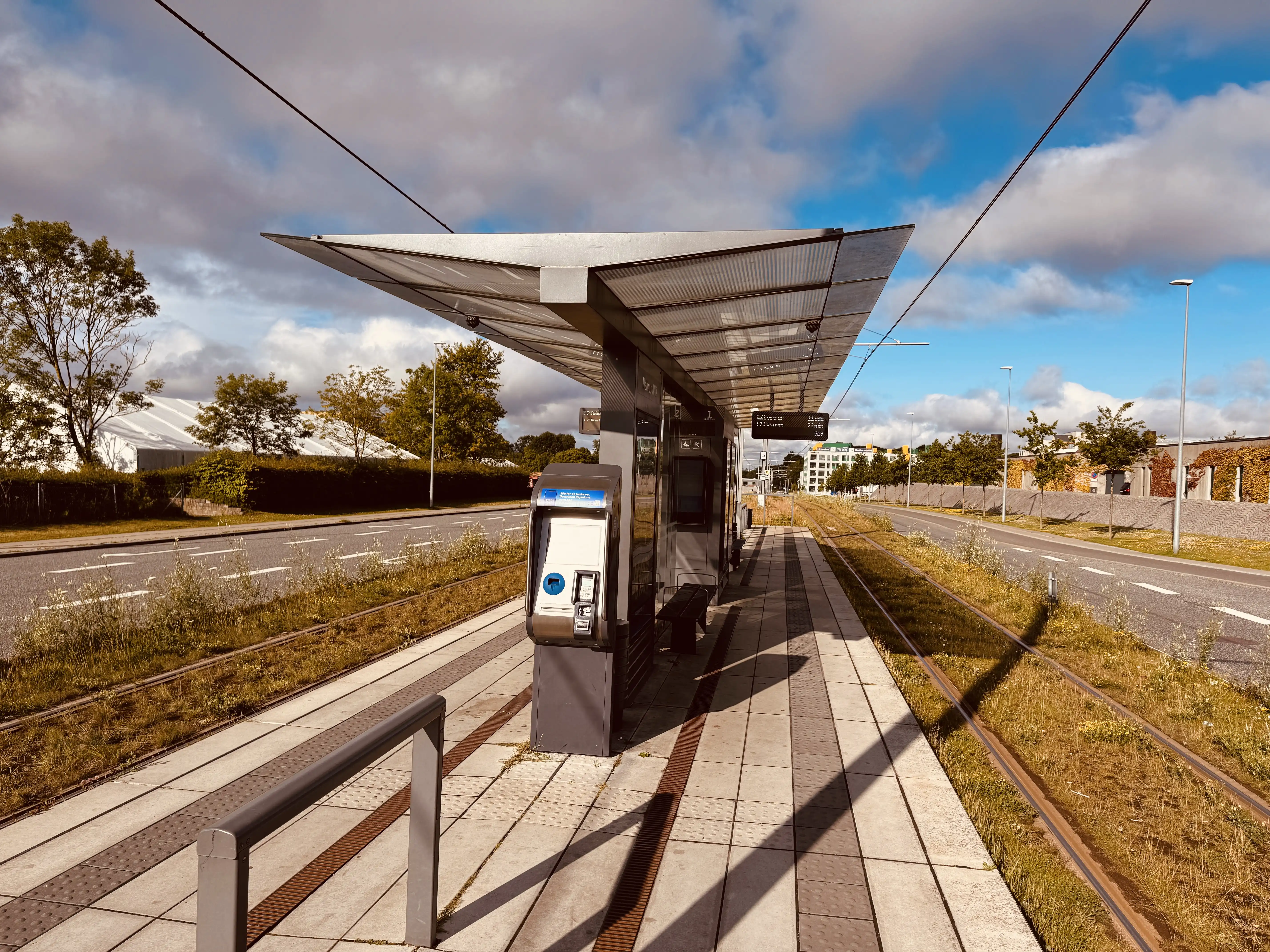 Billede af Nehrus Allé Letbanestation. Billede af Nehrus Allé Letbanestation.