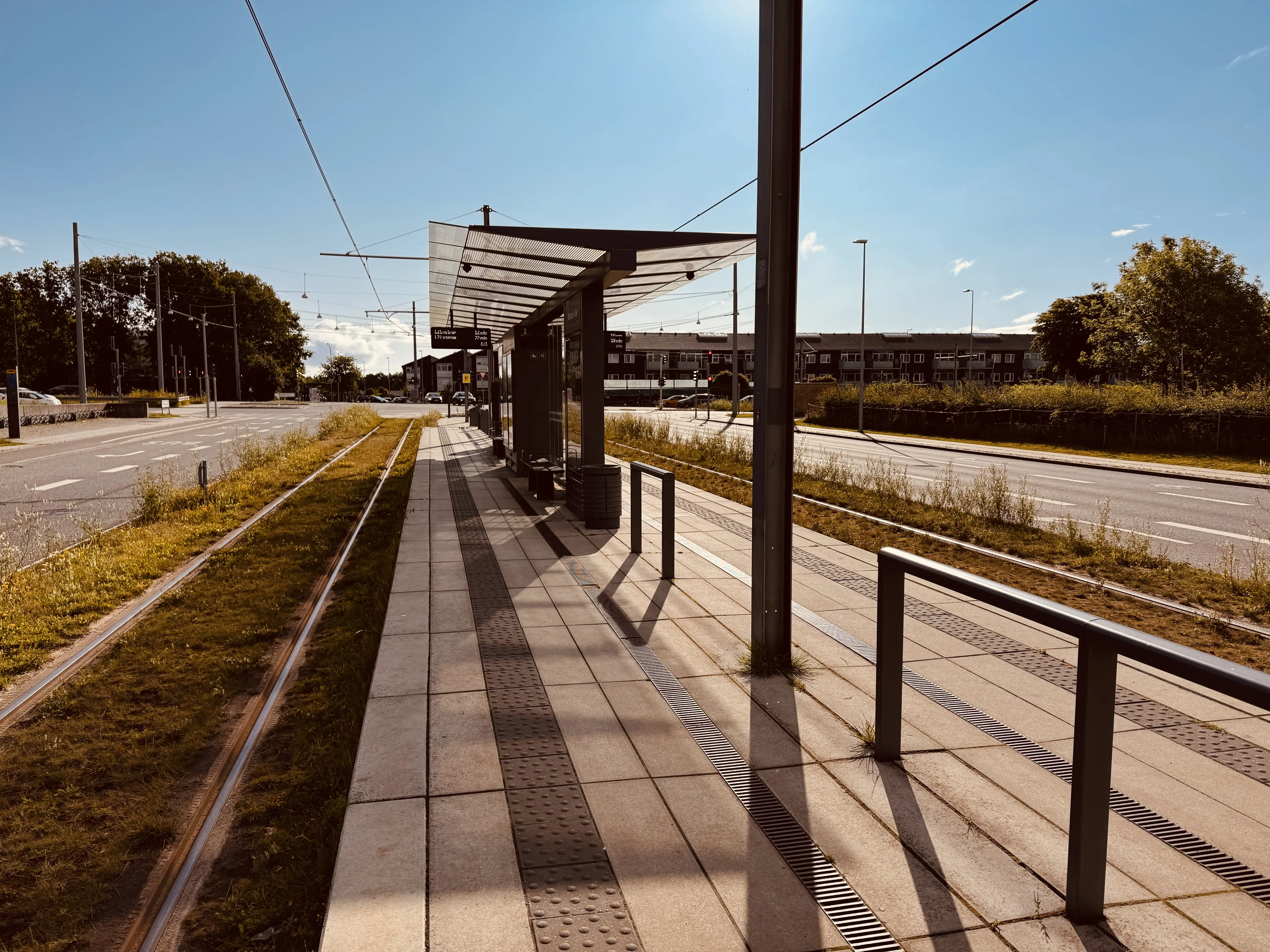 Billede af Nehrus Allé Letbanestation. Billede af Nehrus Allé Letbanestation.