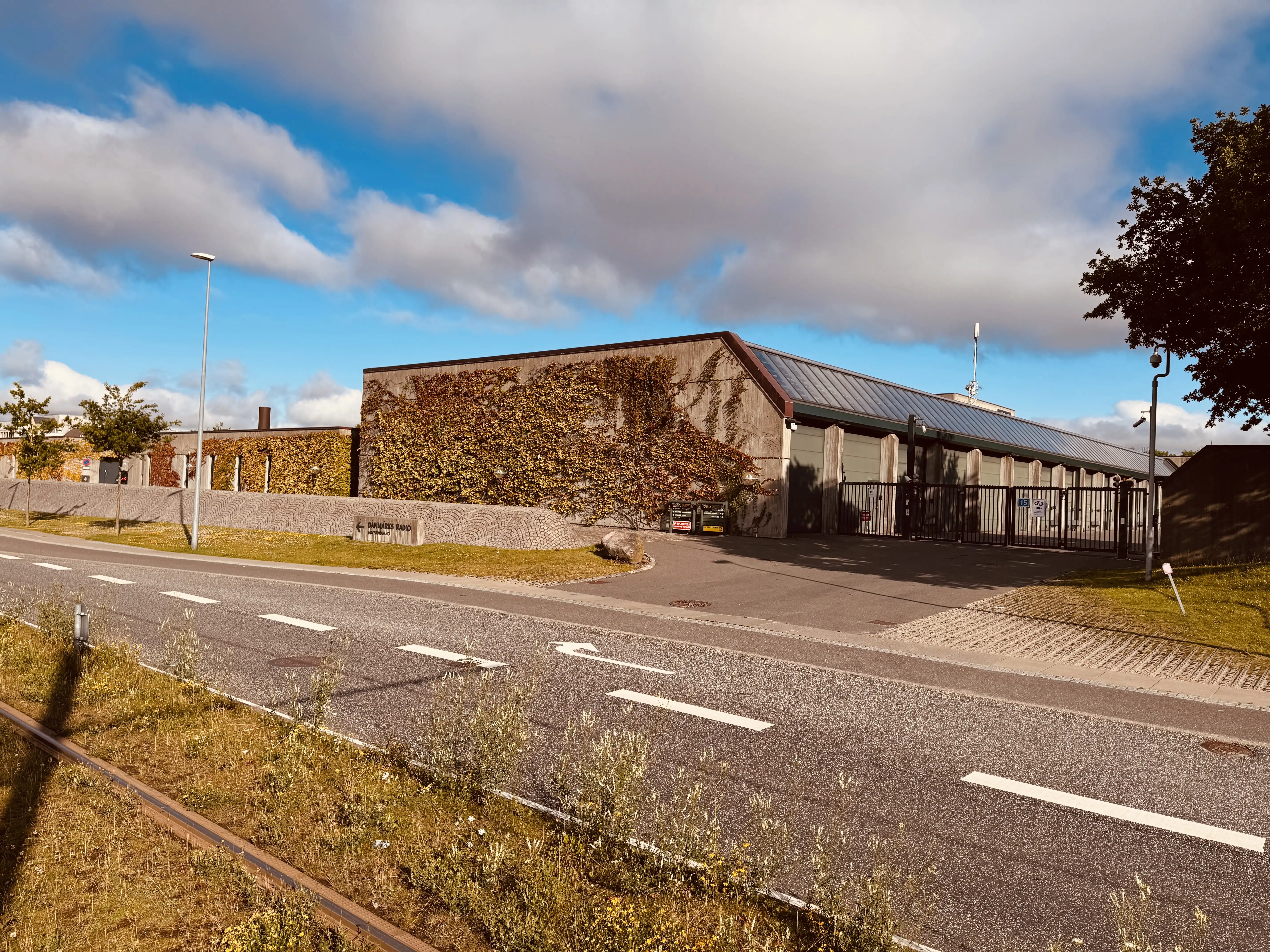 Billede af Nehrus Allé Letbanestation, med DR i baggrunden. Billede af Nehrus Allé Letbanestation, med DR i baggrunden.