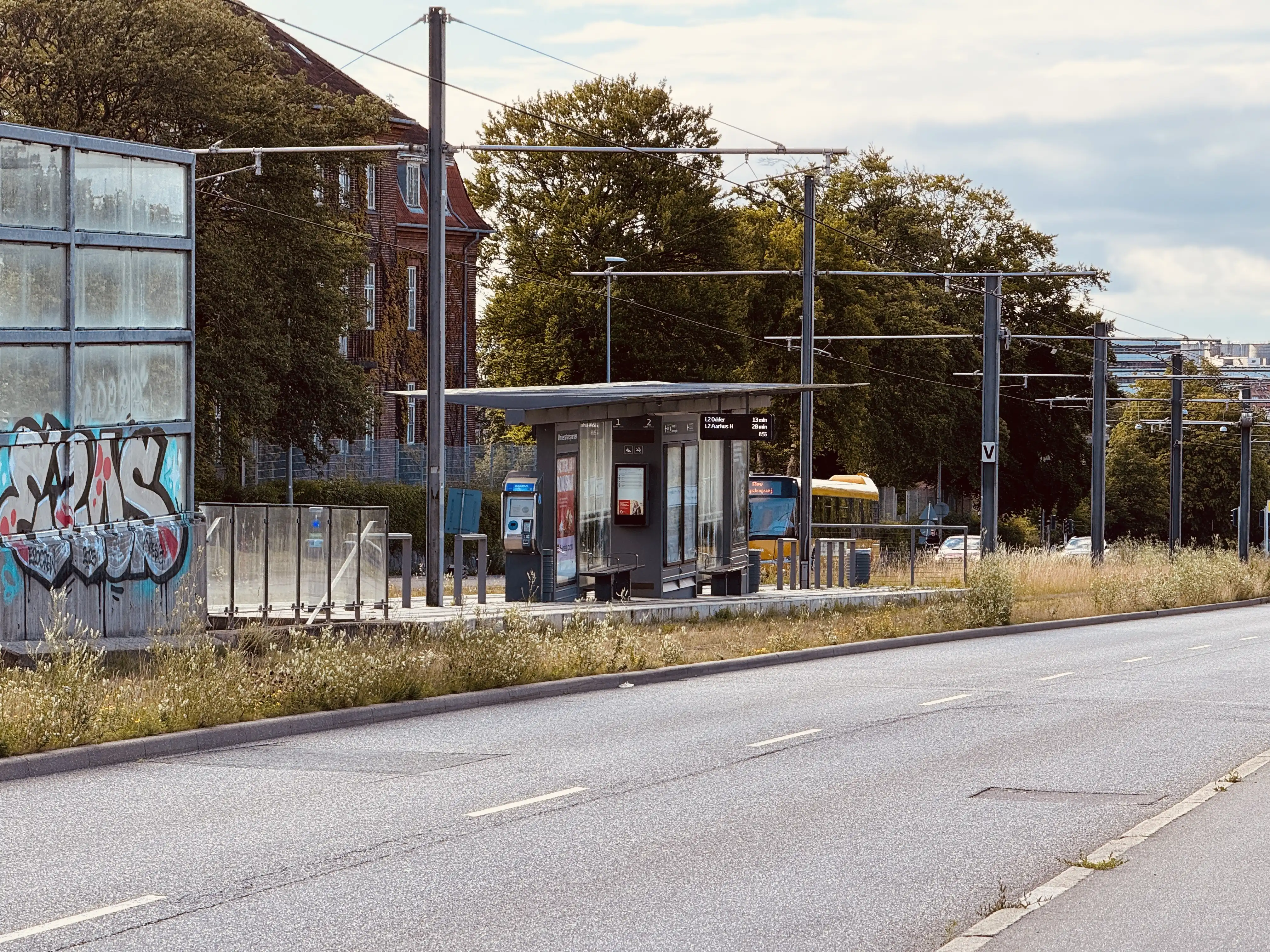 Billede af Universitetsparken Letbanestation. Billede af Universitetsparken Letbanestation.