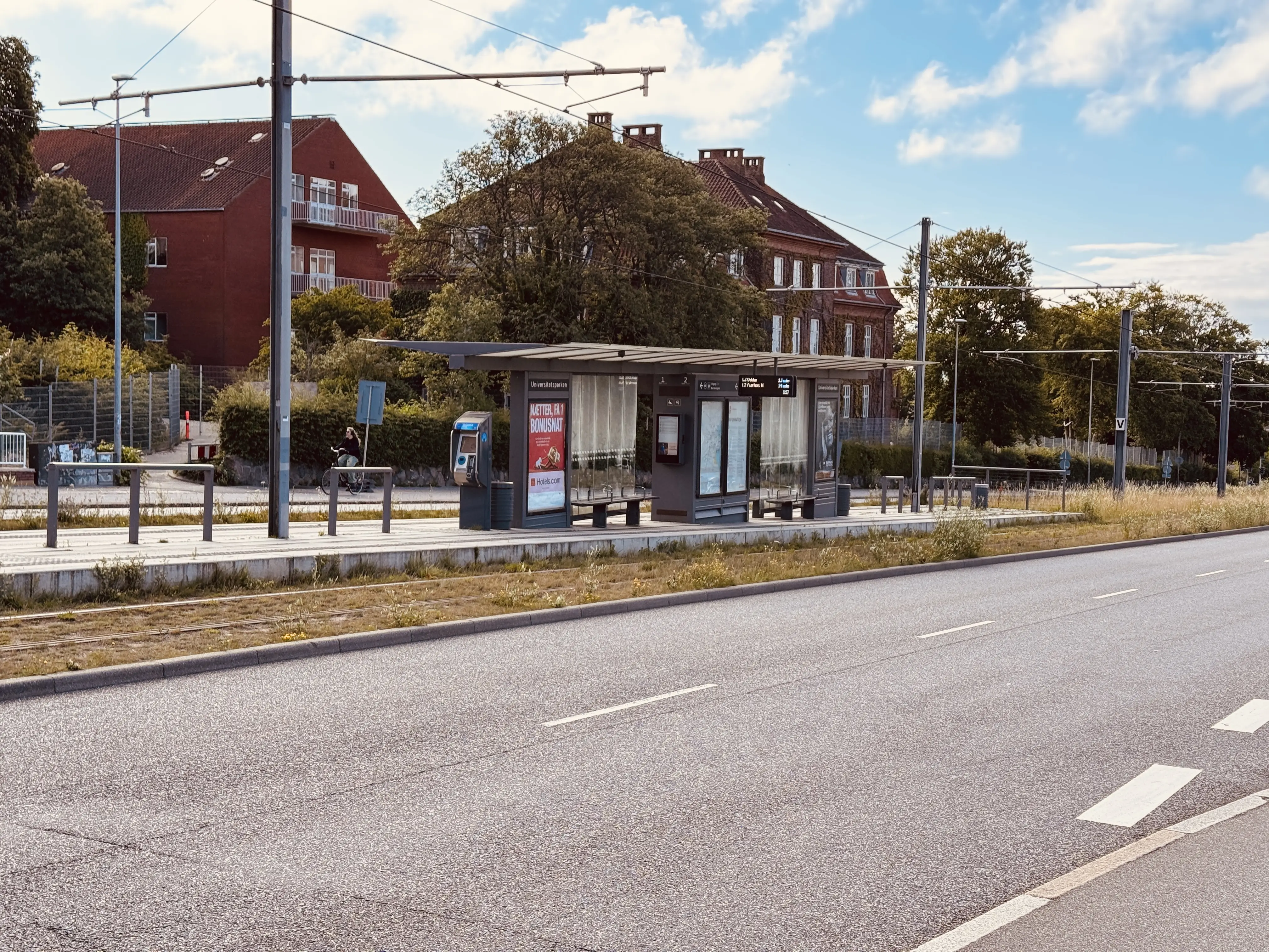 Billede af Universitetsparken Letbanestation. Billede af Universitetsparken Letbanestation.