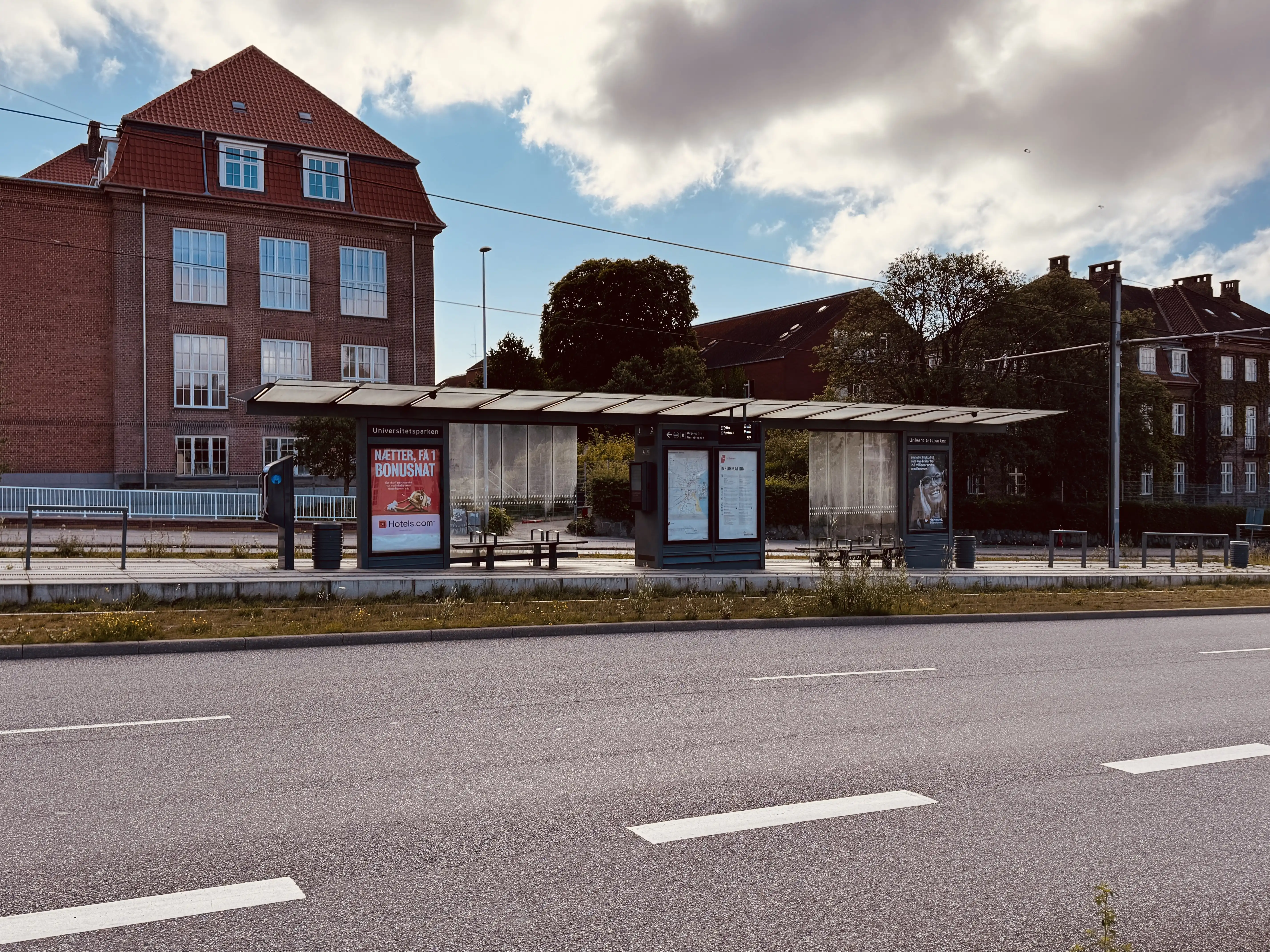 Billede af Universitetsparken Letbanestation. Billede af Universitetsparken Letbanestation.