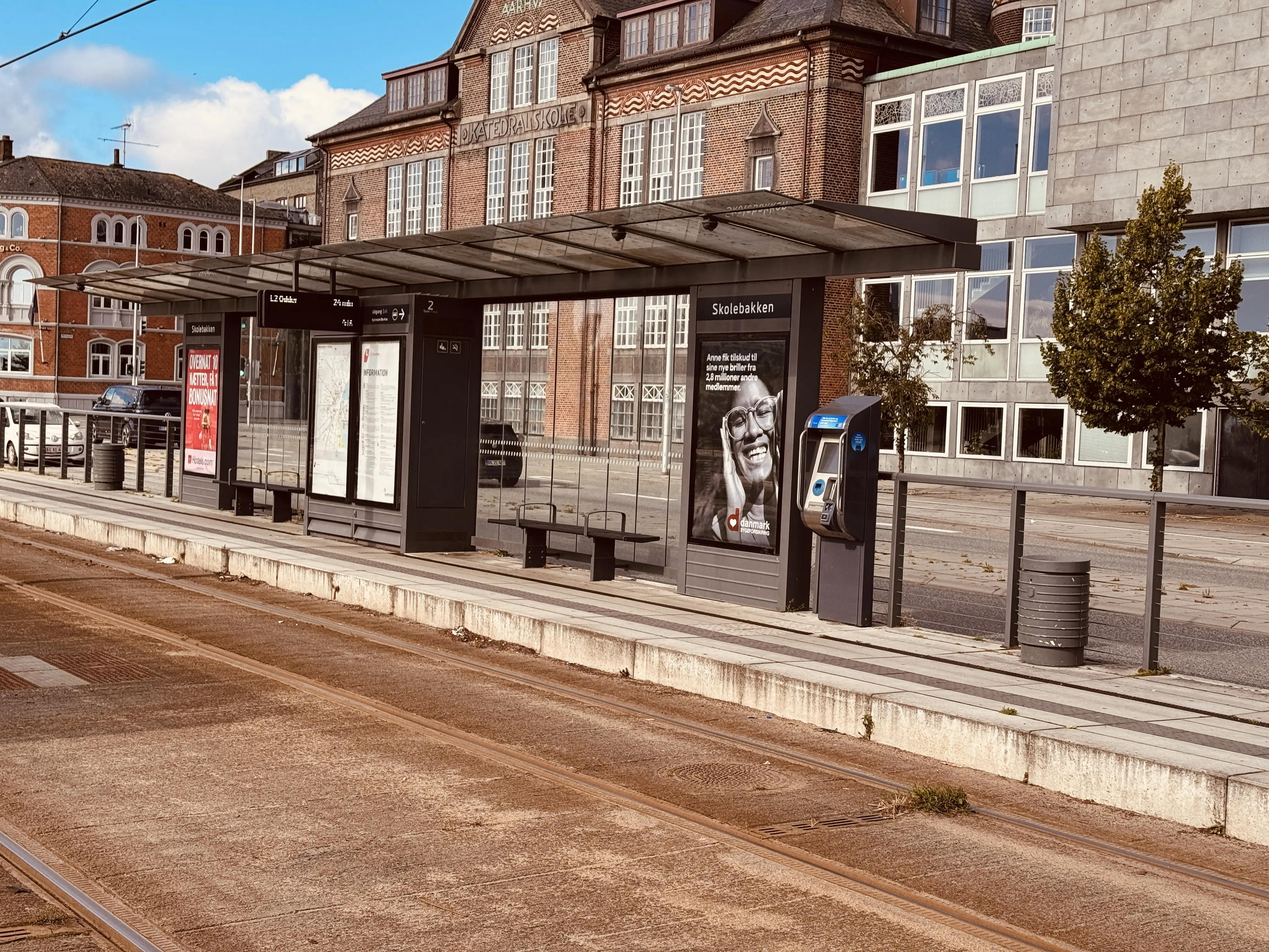 Billede af Skolebakken Letbanestation. Billede af Skolebakken Letbanestation.