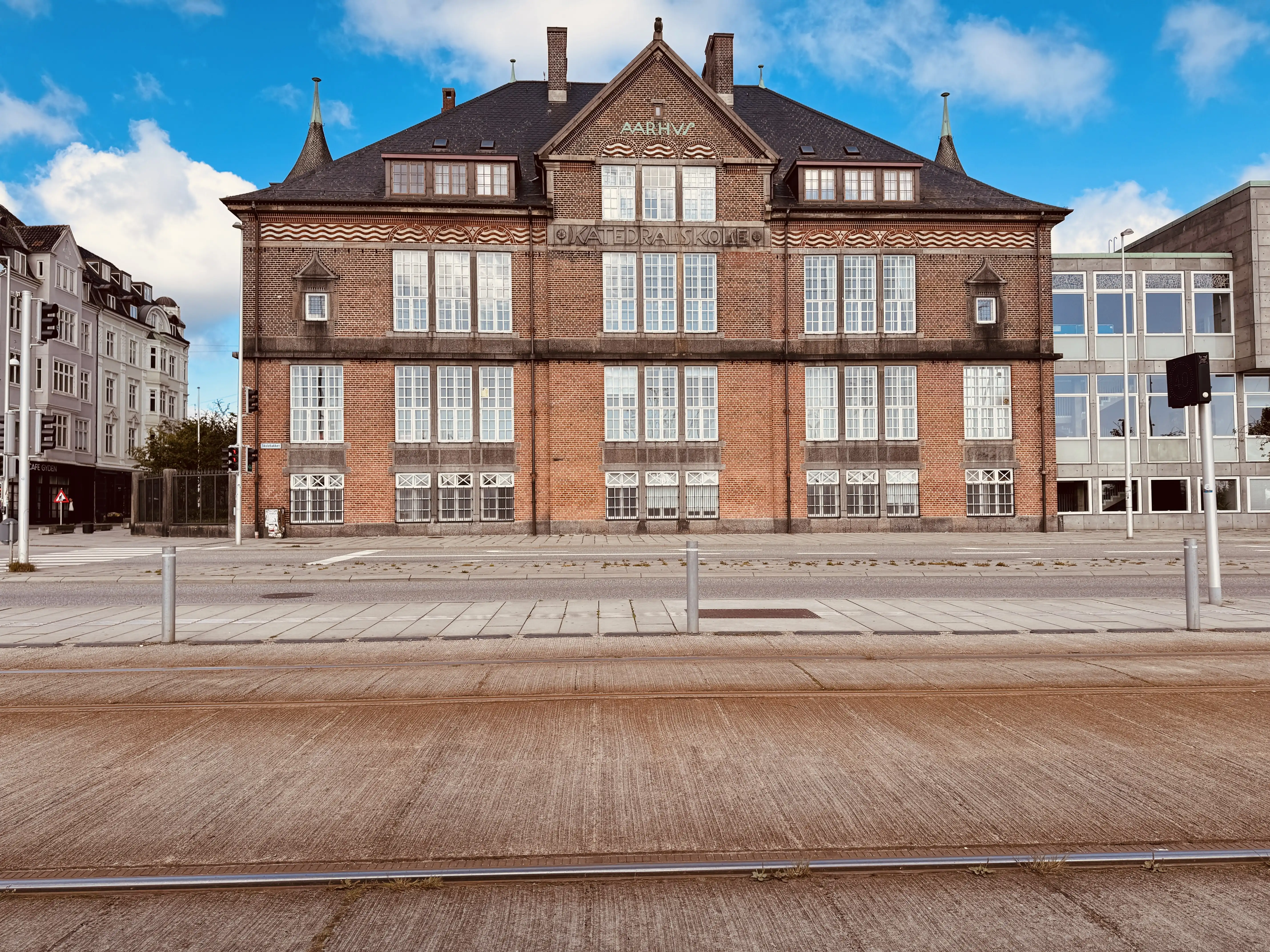 Billede af Aarhus Katedralskole, som ligger over for Skolebakken Letbanestation og er årsagen til navnet Skolebakken for vejen og stationen. Billede af Aarhus Katedralskole, som ligger over for Skolebakken Letbanestation og er årsagen til navnet Skolebakken for vejen og stationen.