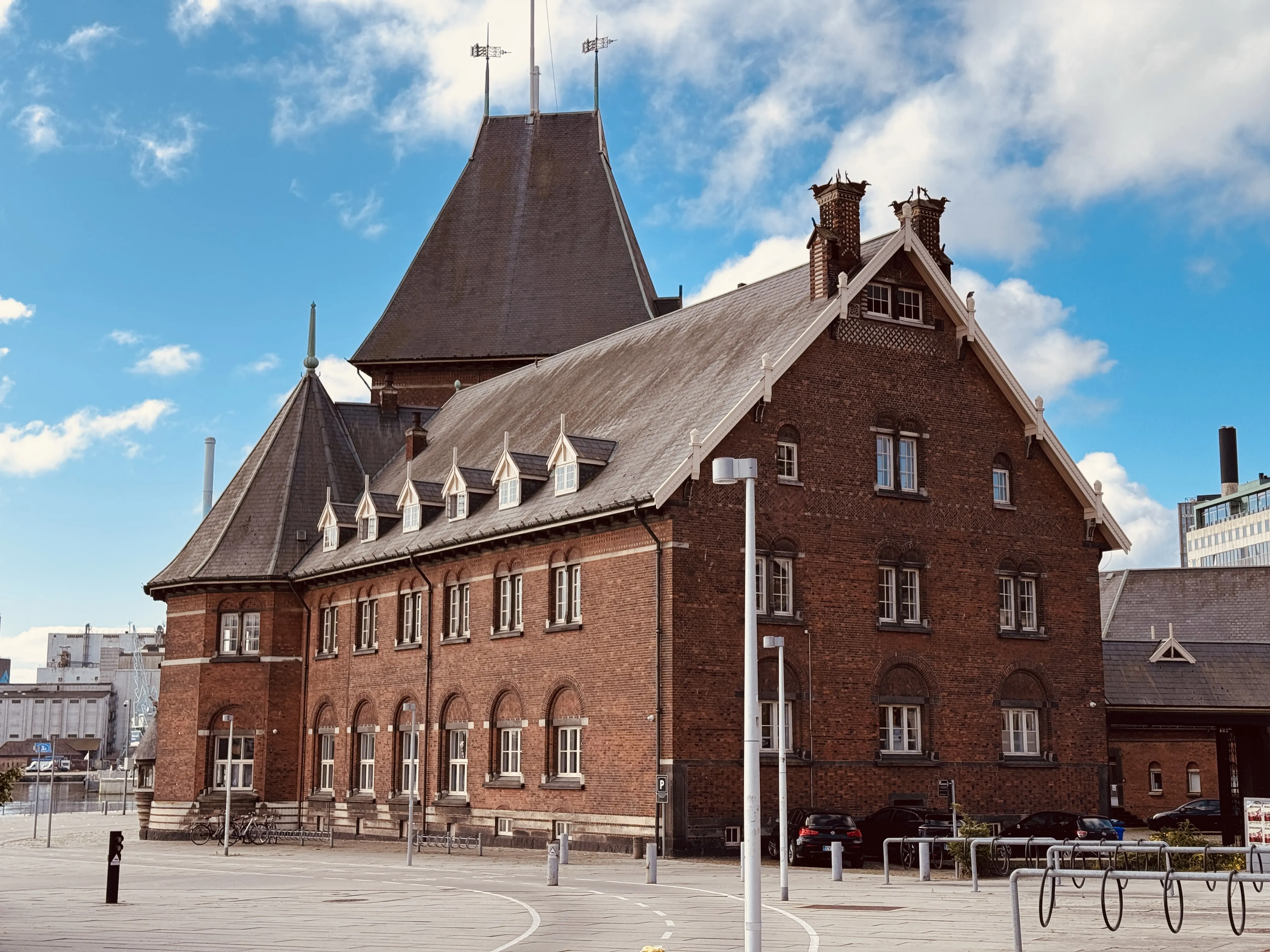 Billede af den ikoniske bygning, Aarhus Toldkammer eller Toldboden, som ligger ved Skolebakken Letbanestation. Billede af den ikoniske bygning, Aarhus Toldkammer eller Toldboden, som ligger ved Skolebakken Letbanestation.