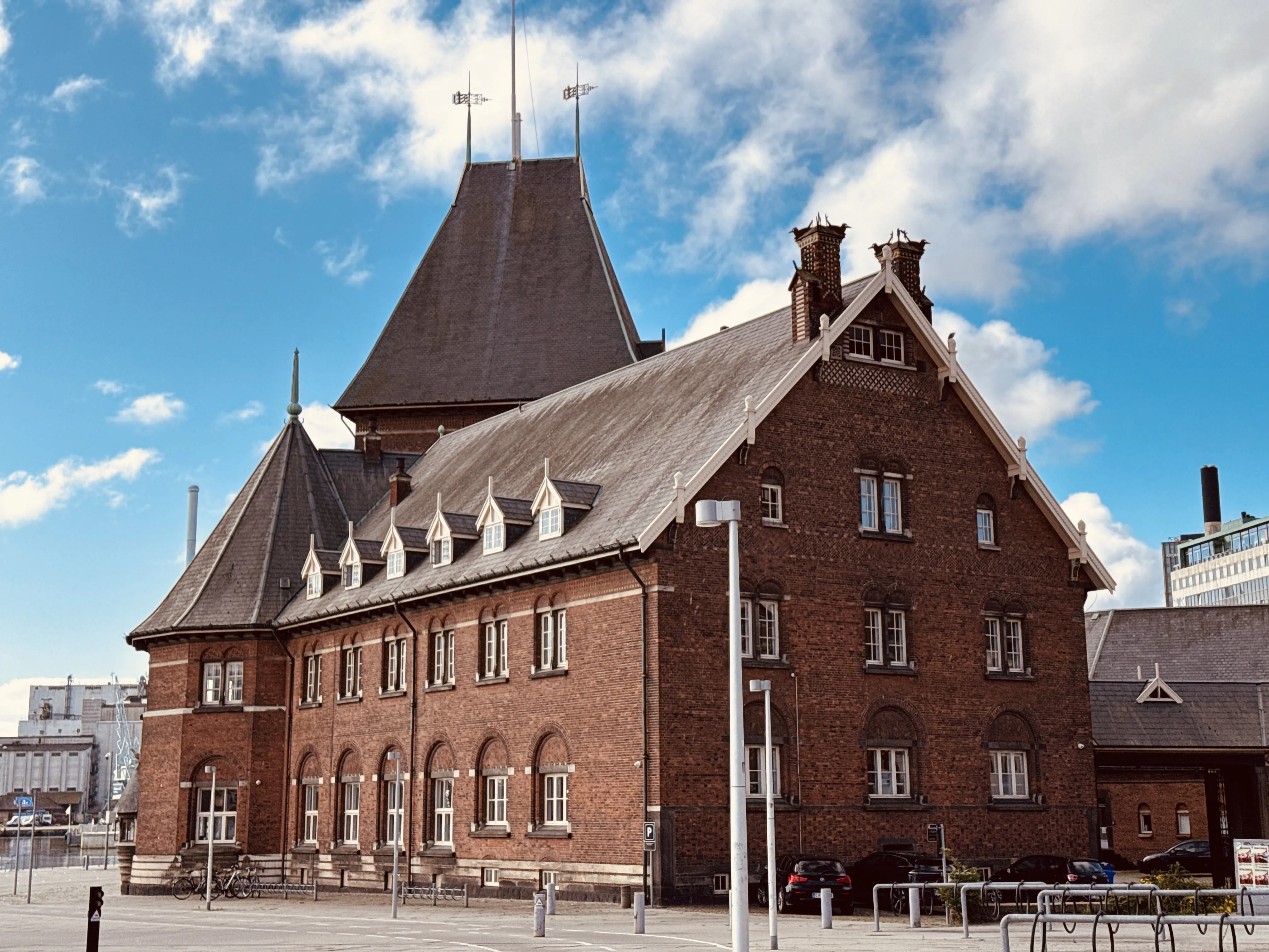 Billede af den ikoniske bygning, Aarhus Toldkammer eller Toldboden, som ligger ved Skolebakken Trinbræt.