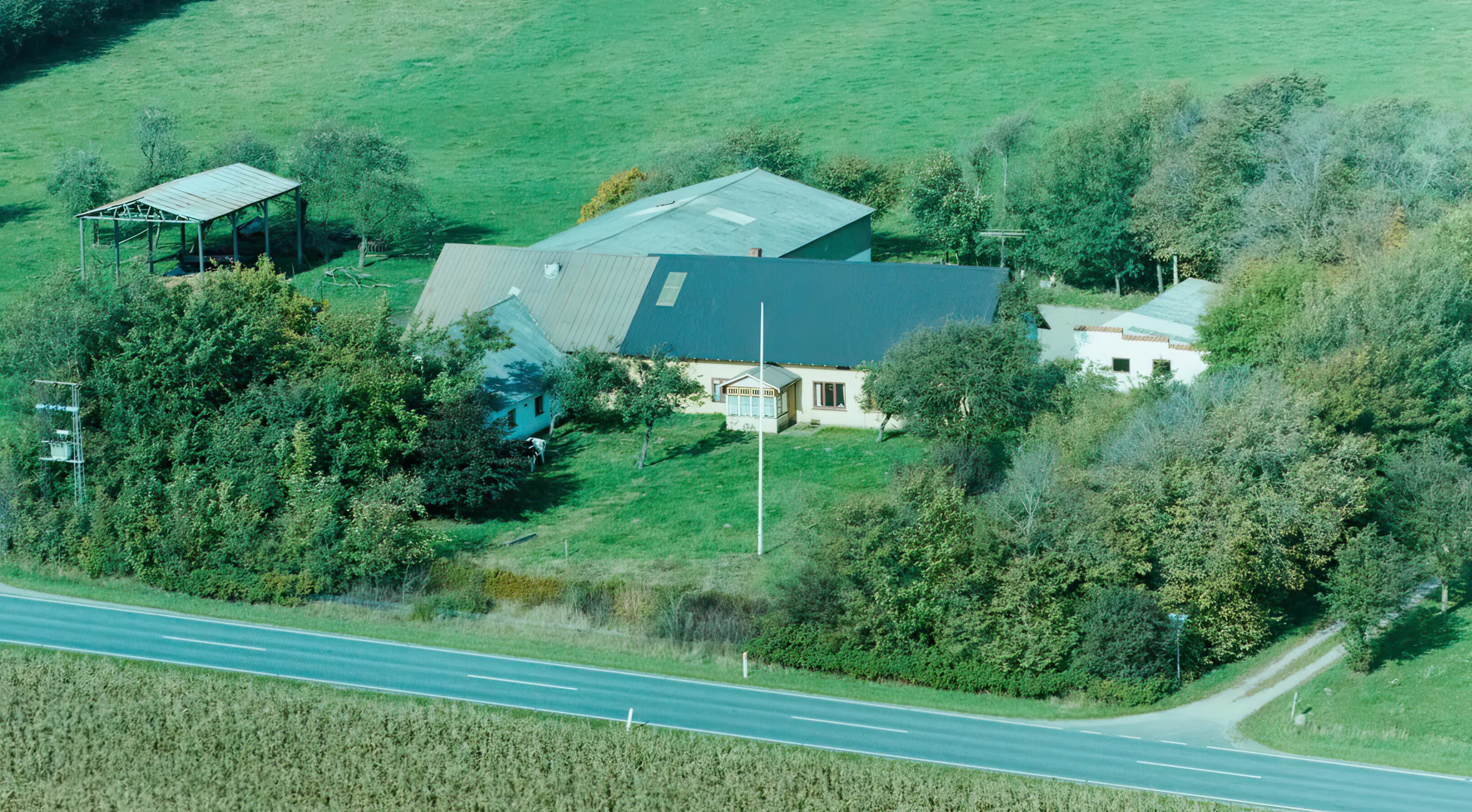 Billede af Lønholm Trinbræt, som har ligget mellem flagstangen og den asfalterede vej.