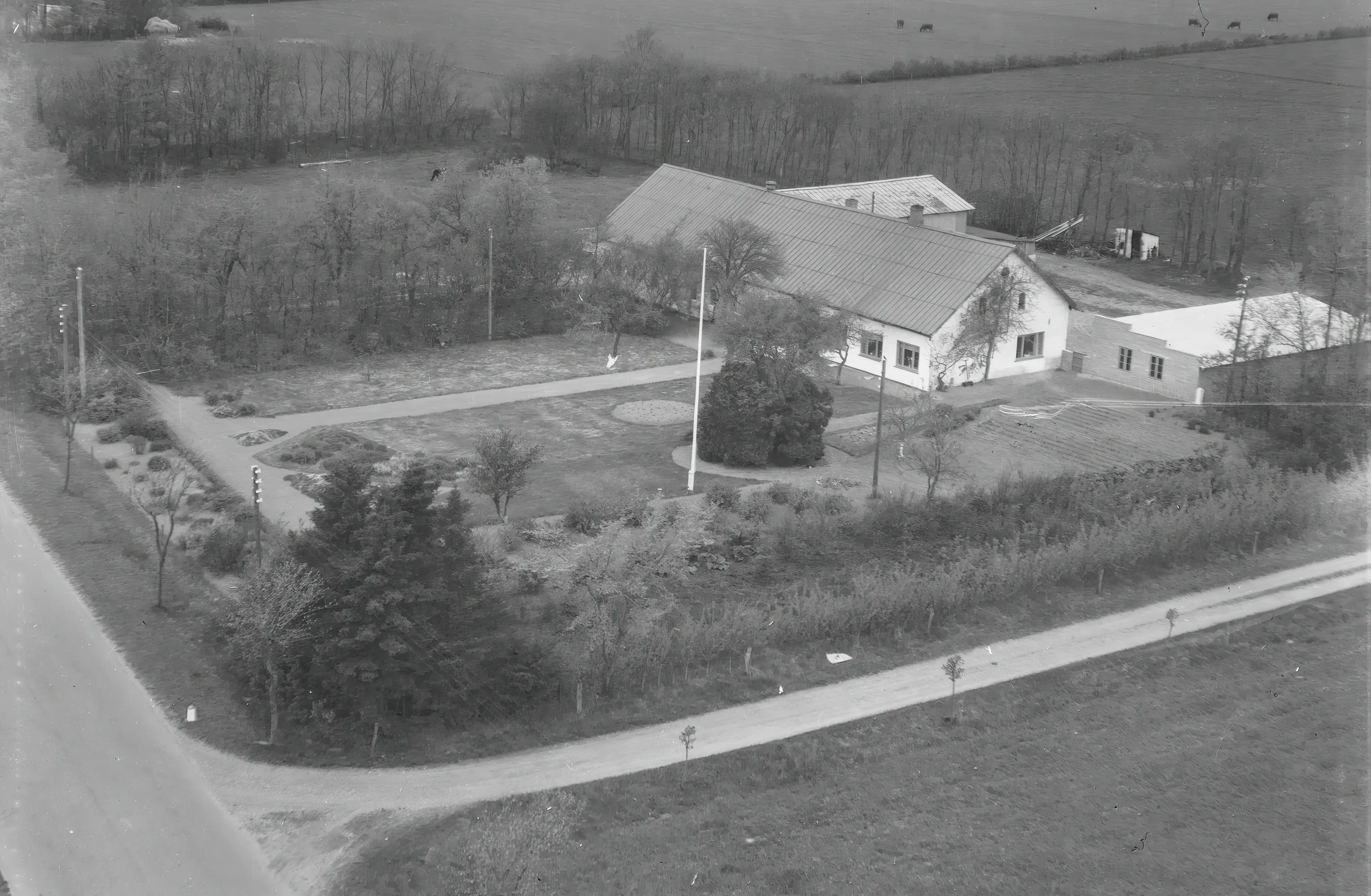 Billede af Lønholm Trinbræt, hvor Trinbrættet lå for enden af havegangen ud mod vejen. Havegangen forbandt Trinbrættet med venteværelset på gården.