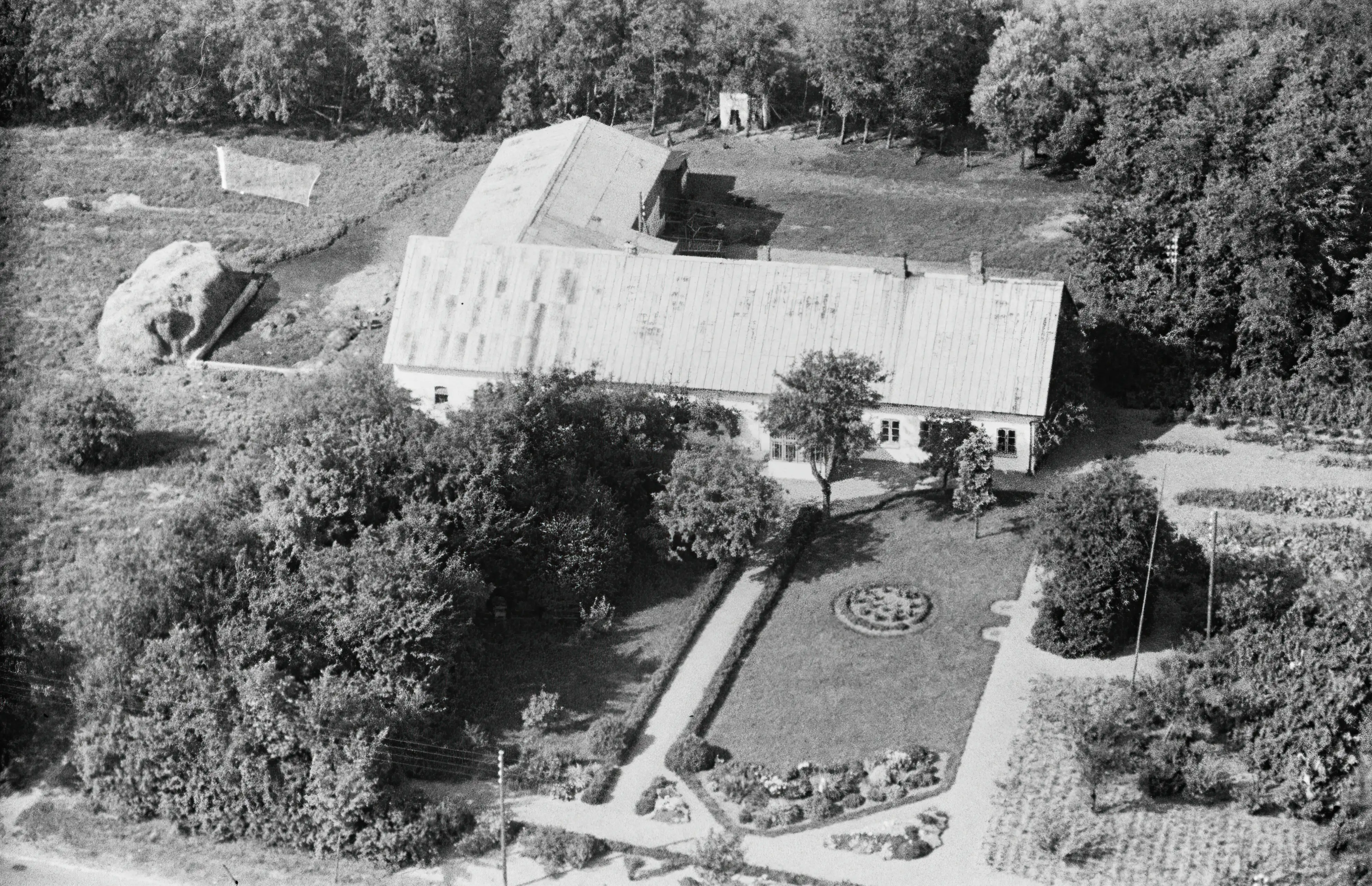 Billede af Lønholm Trinbræt, hvor Trinbrættet lå for enden af havegangen ud mod vejen. Havegangen forbandt Trinbrættet med venteværelset på gården.