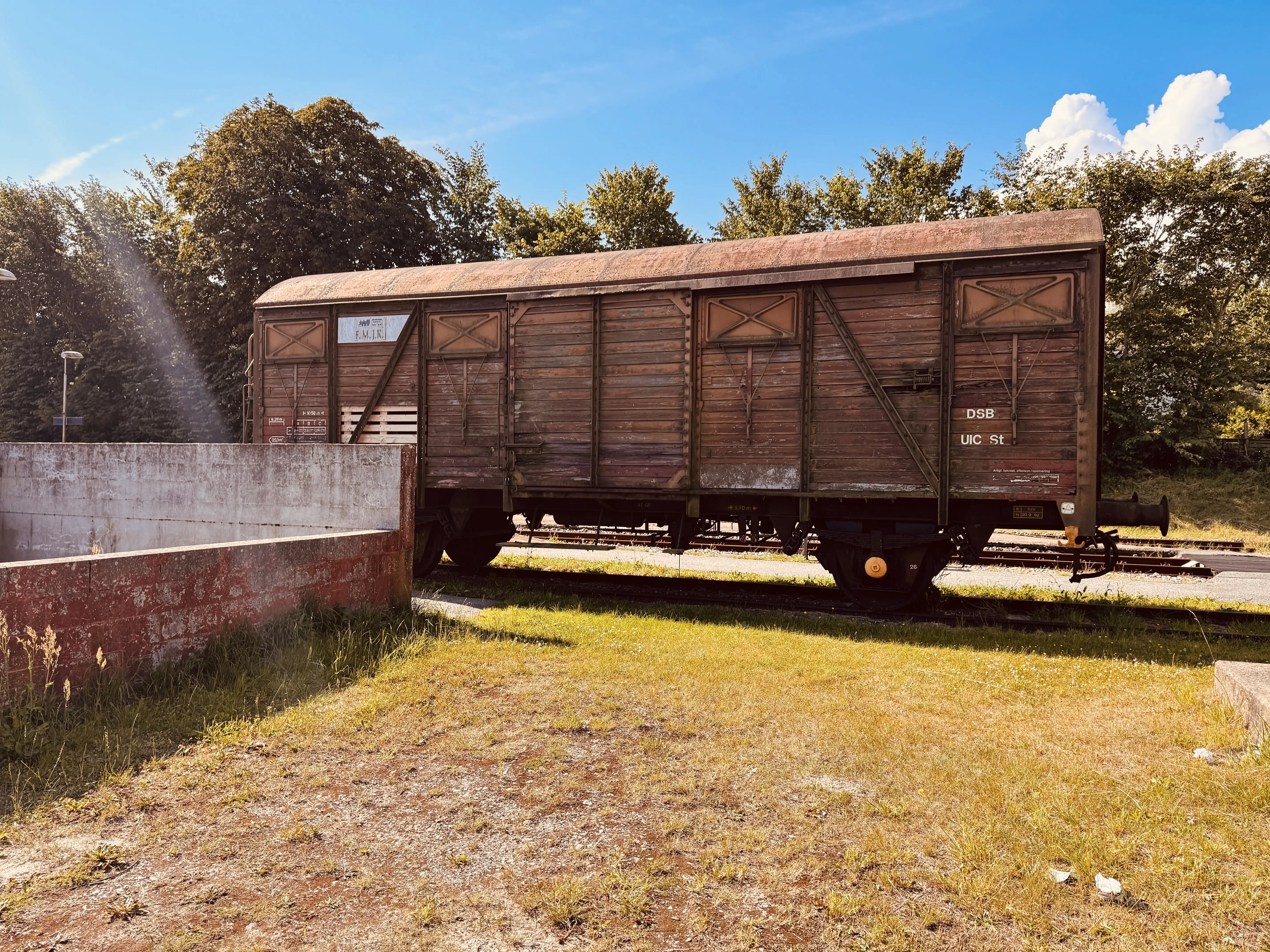 Billede af FMJKs godsvogn ud for Kvissel Station. Billede af FMJKs godsvogn ud for Kvissel Station.
