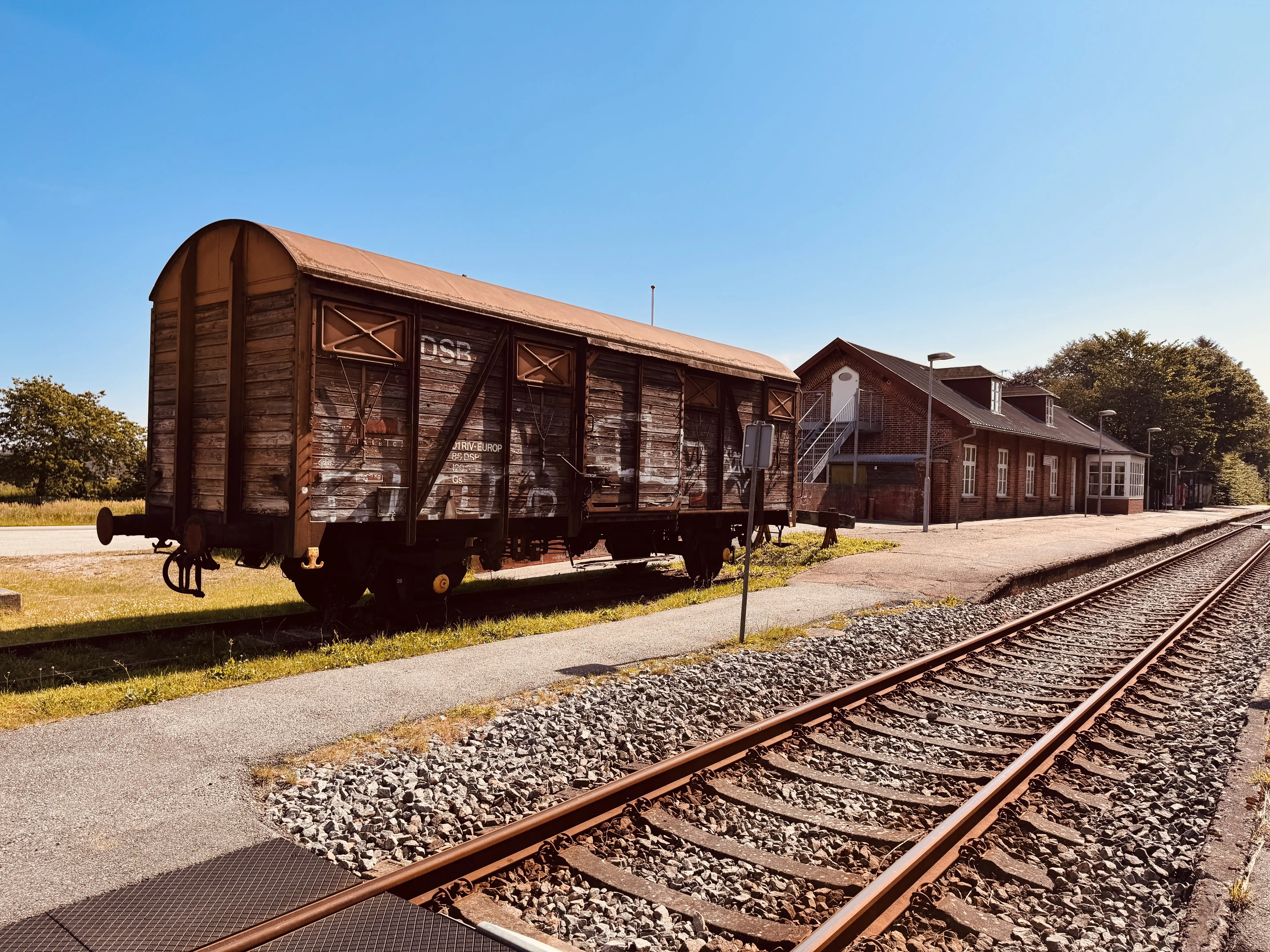 Billede af FMJKs godsvogn ud for Kvissel Station. Billede af FMJKs godsvogn ud for Kvissel Station.