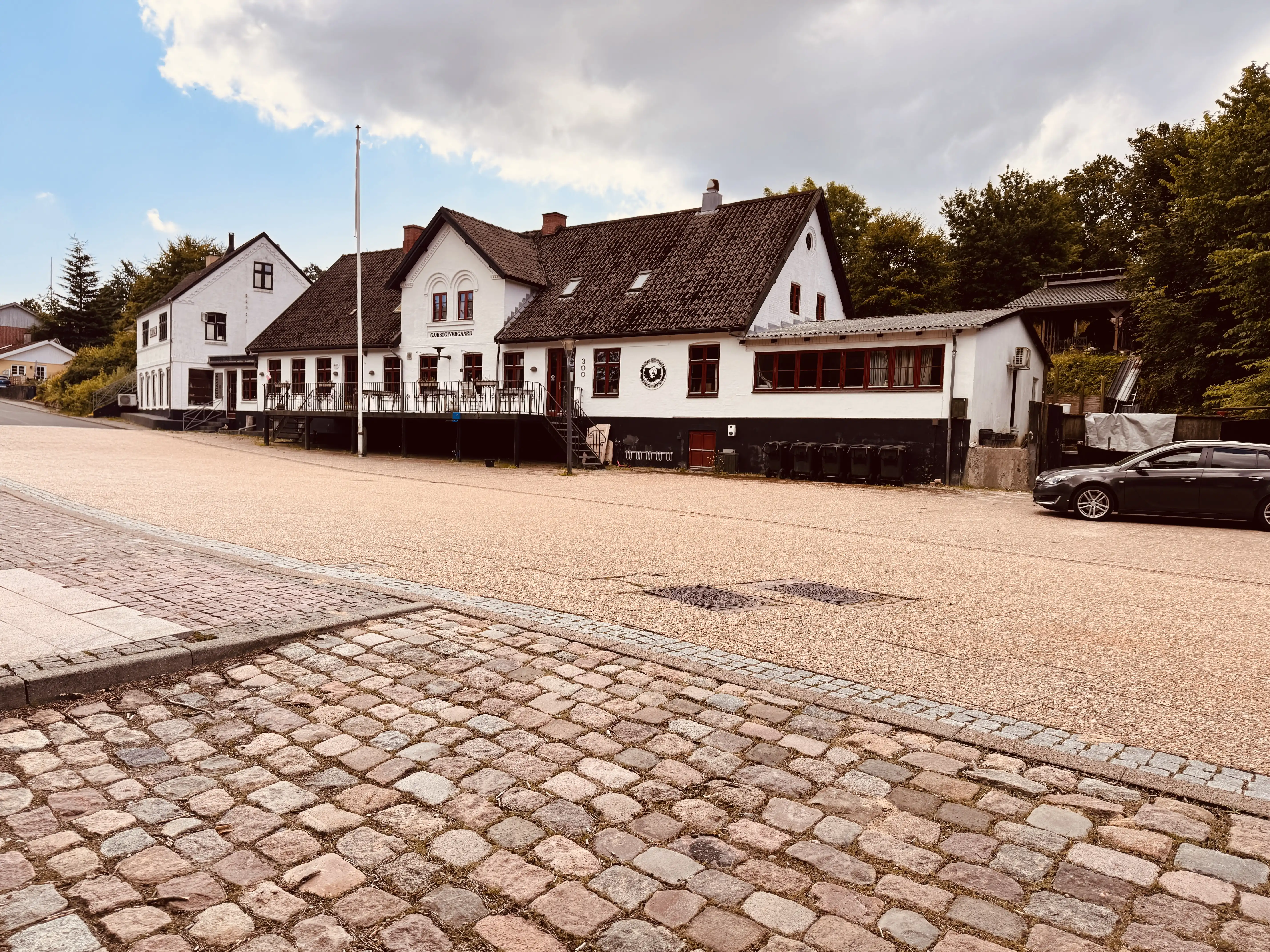 Billede af Gjæstgivergaarden, som blev opført over for Tolne Station i 1897.