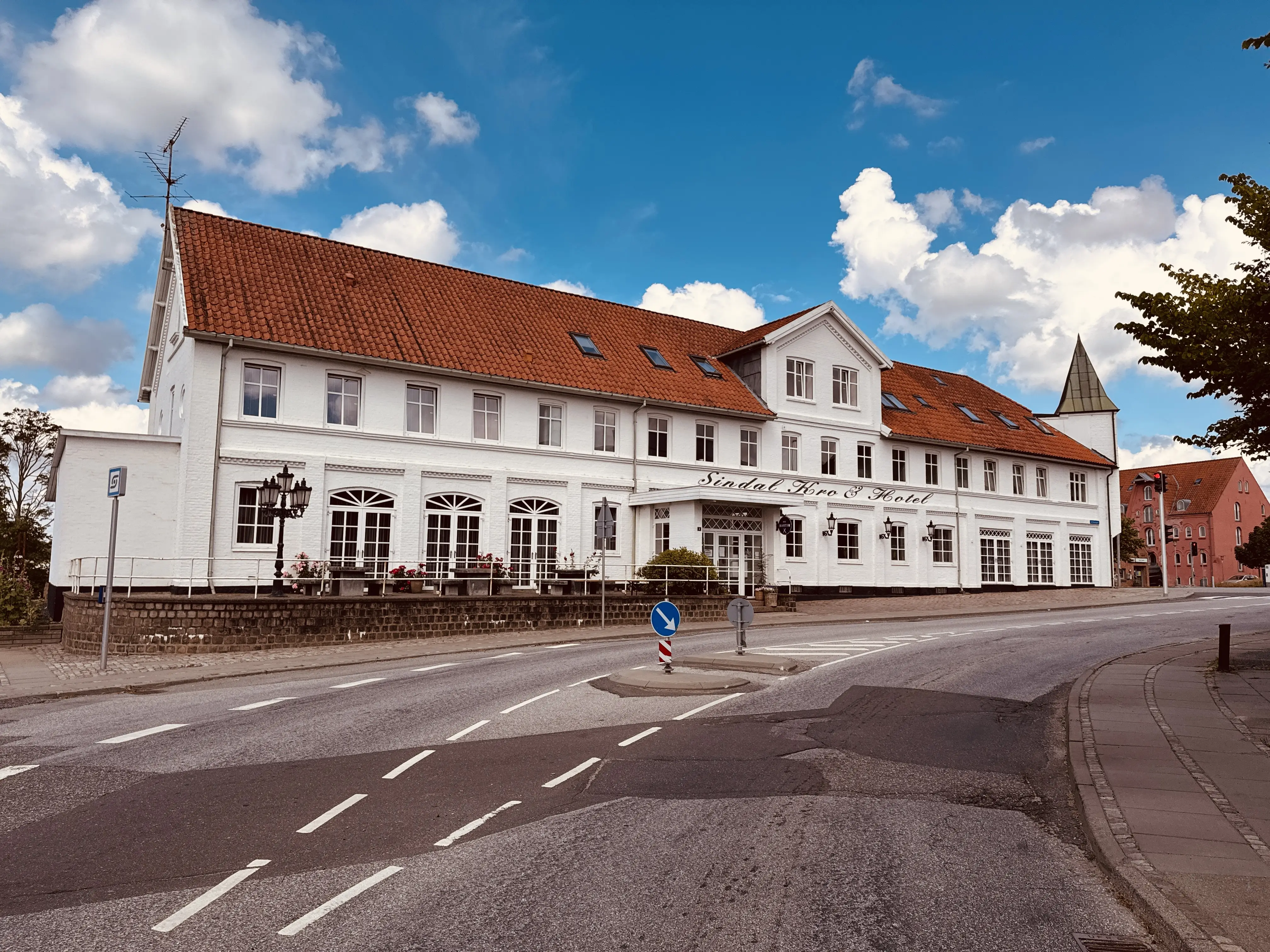 Billede af Sindal Kro & Hotel, som blev opført over for Sindal Station i år 1900.