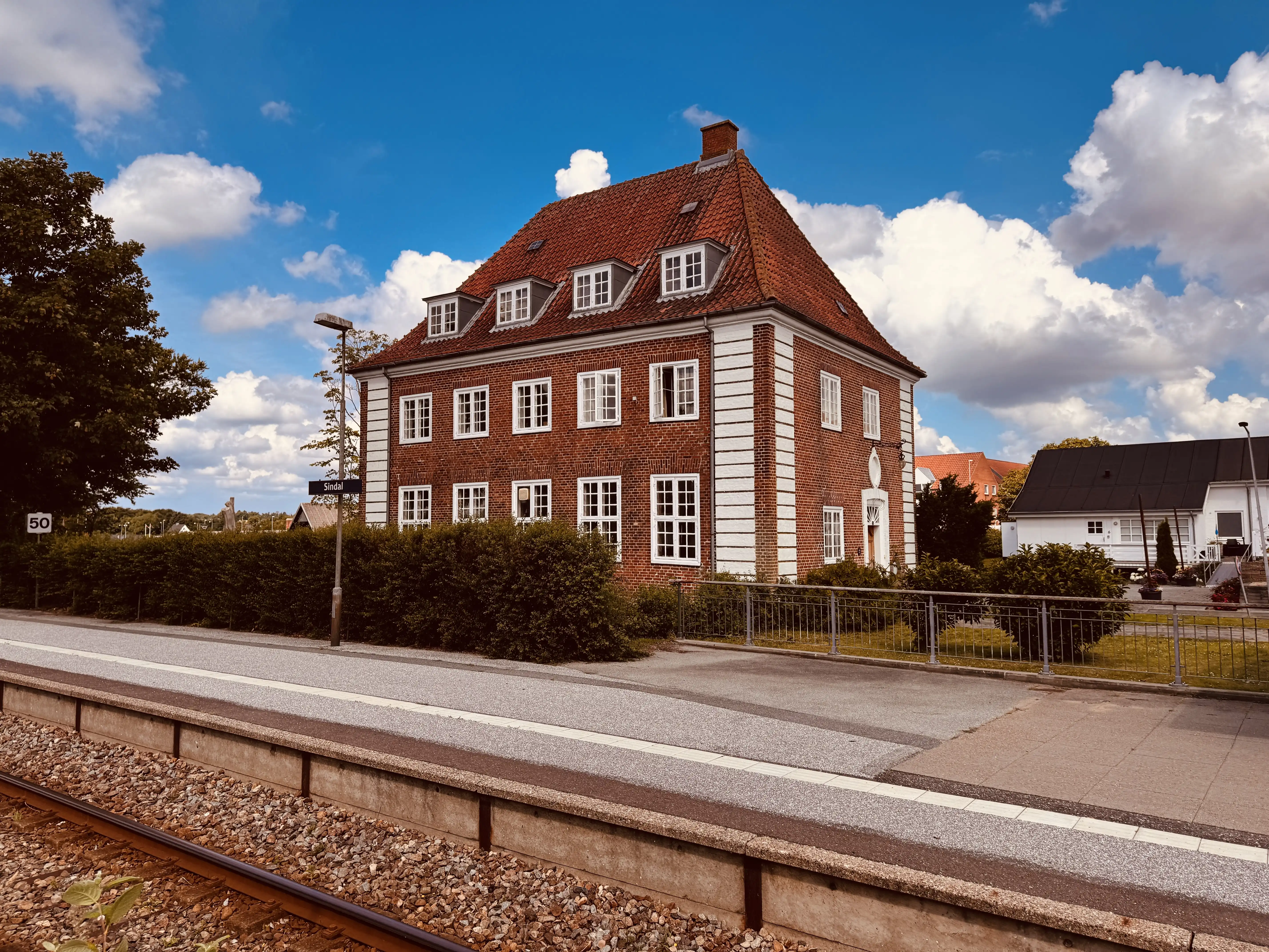 Billede af det tidligere posthus ved Sindal Station.