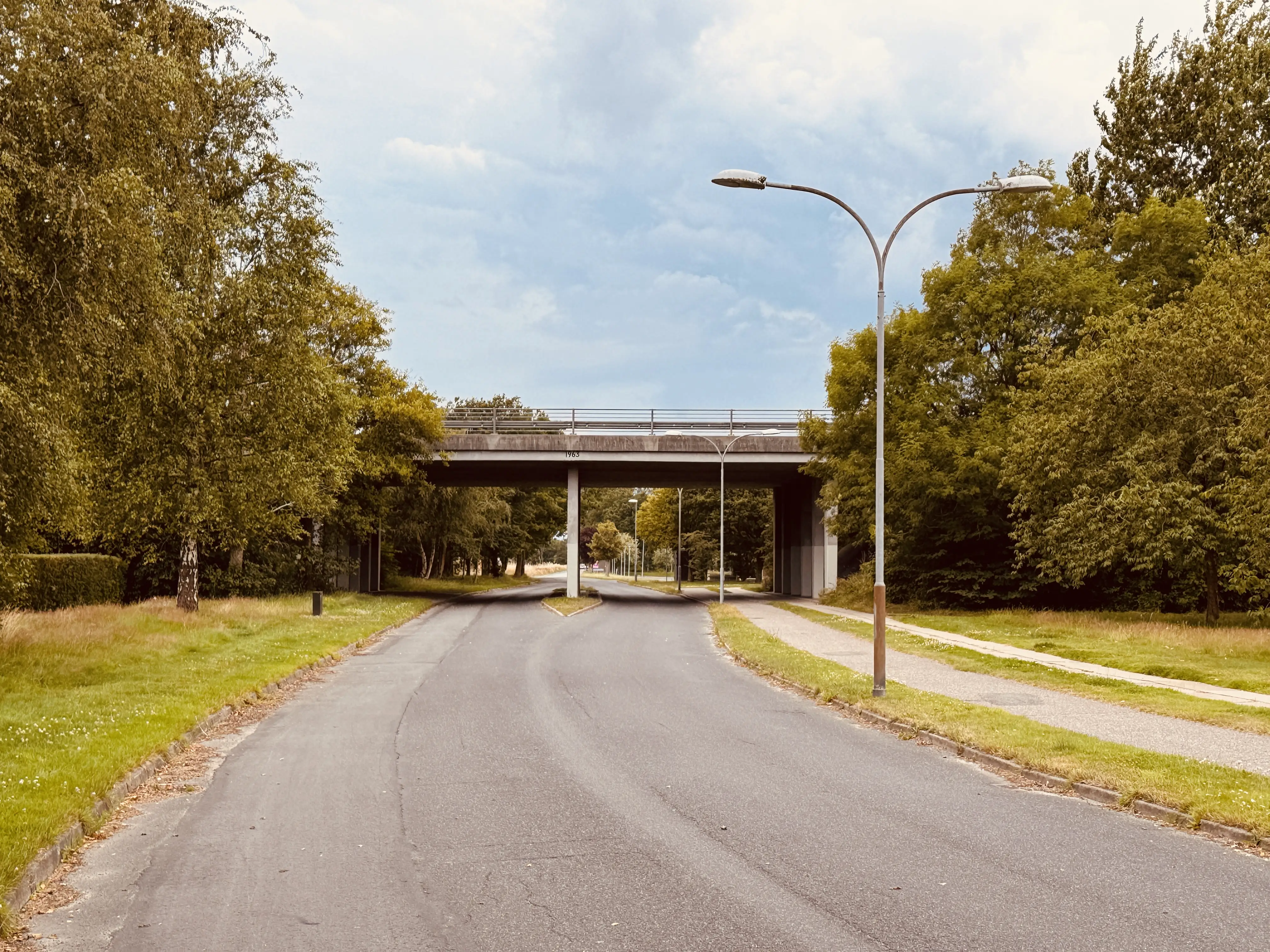 Billede af broen ved Aabybro Stations ind og udkørsel.