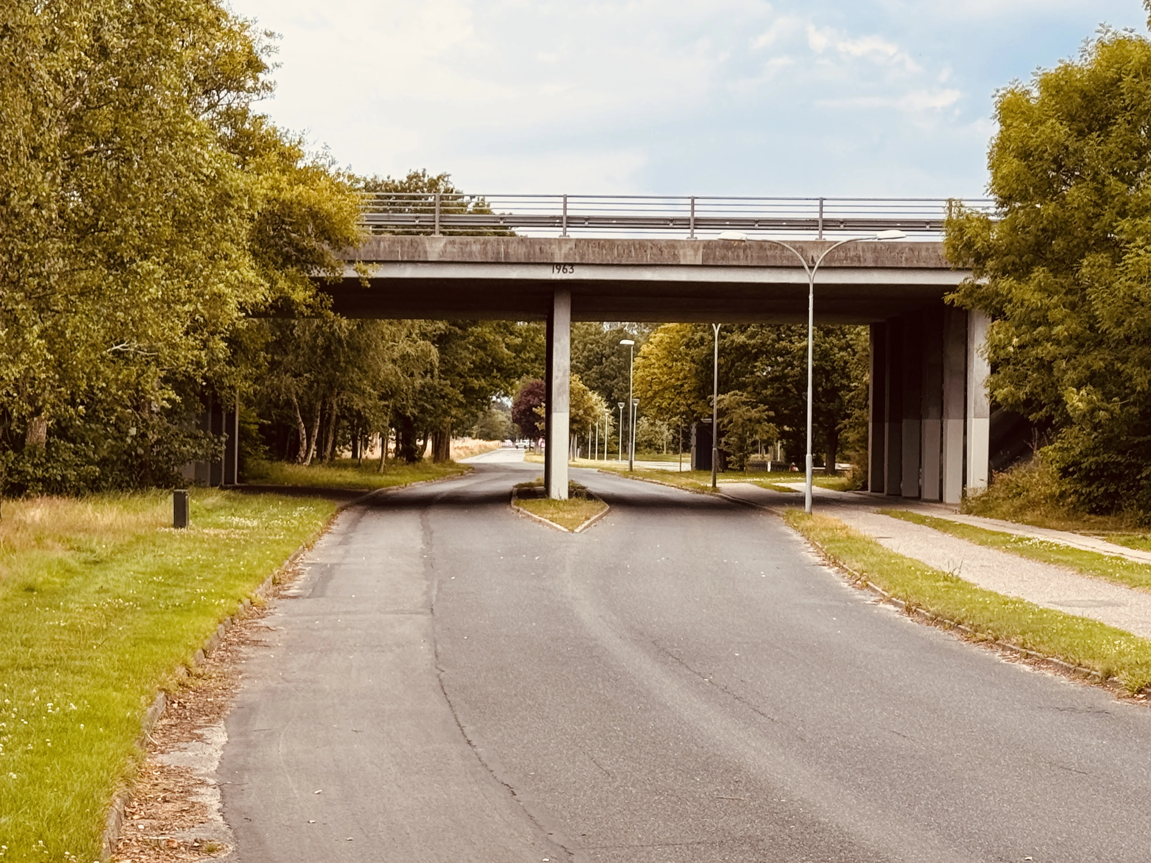 Billede af broen ved Aabybro Stations ind og udkørsel.