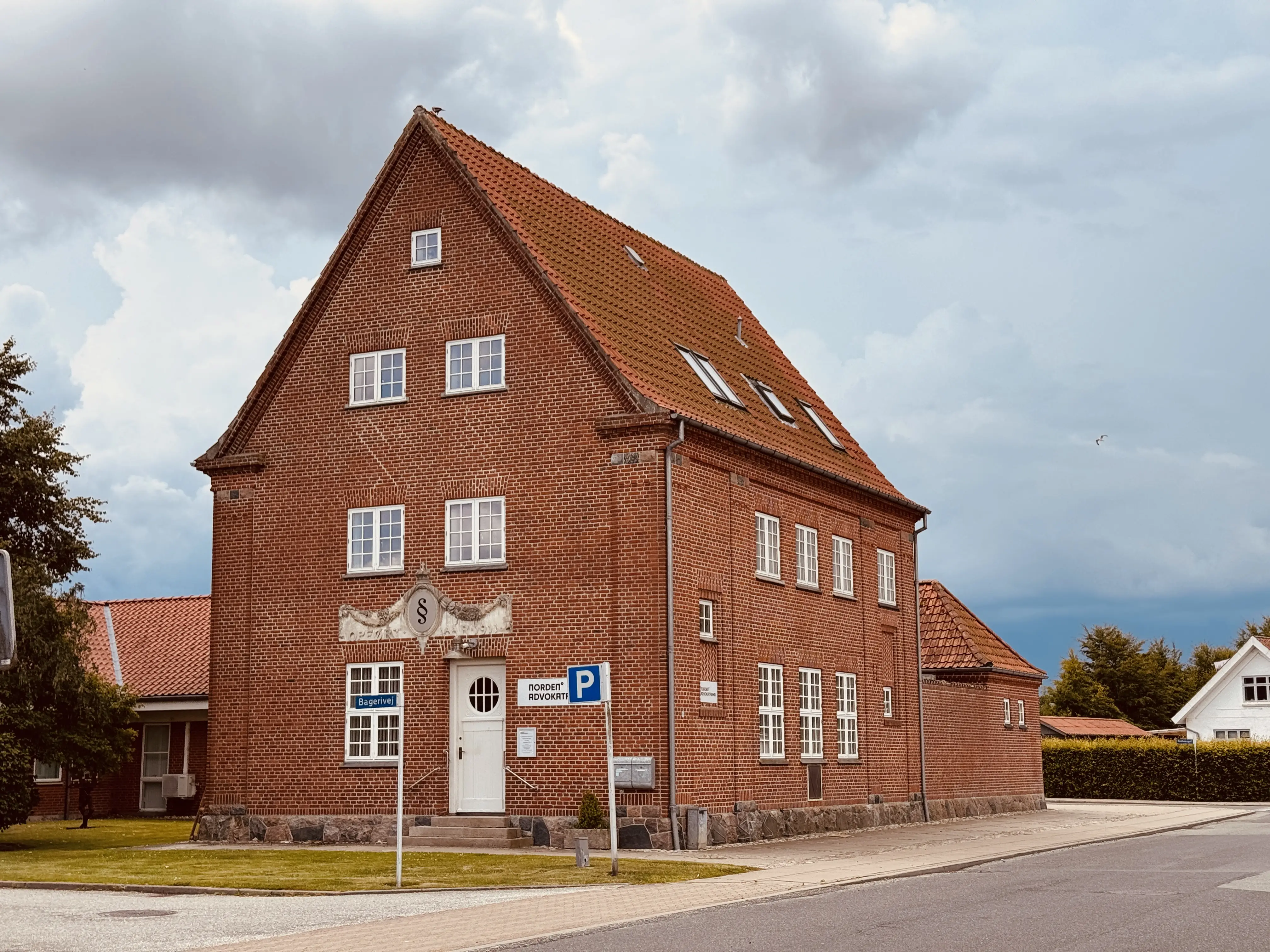 Billede af det gamle posthus ved Aabybro Station.