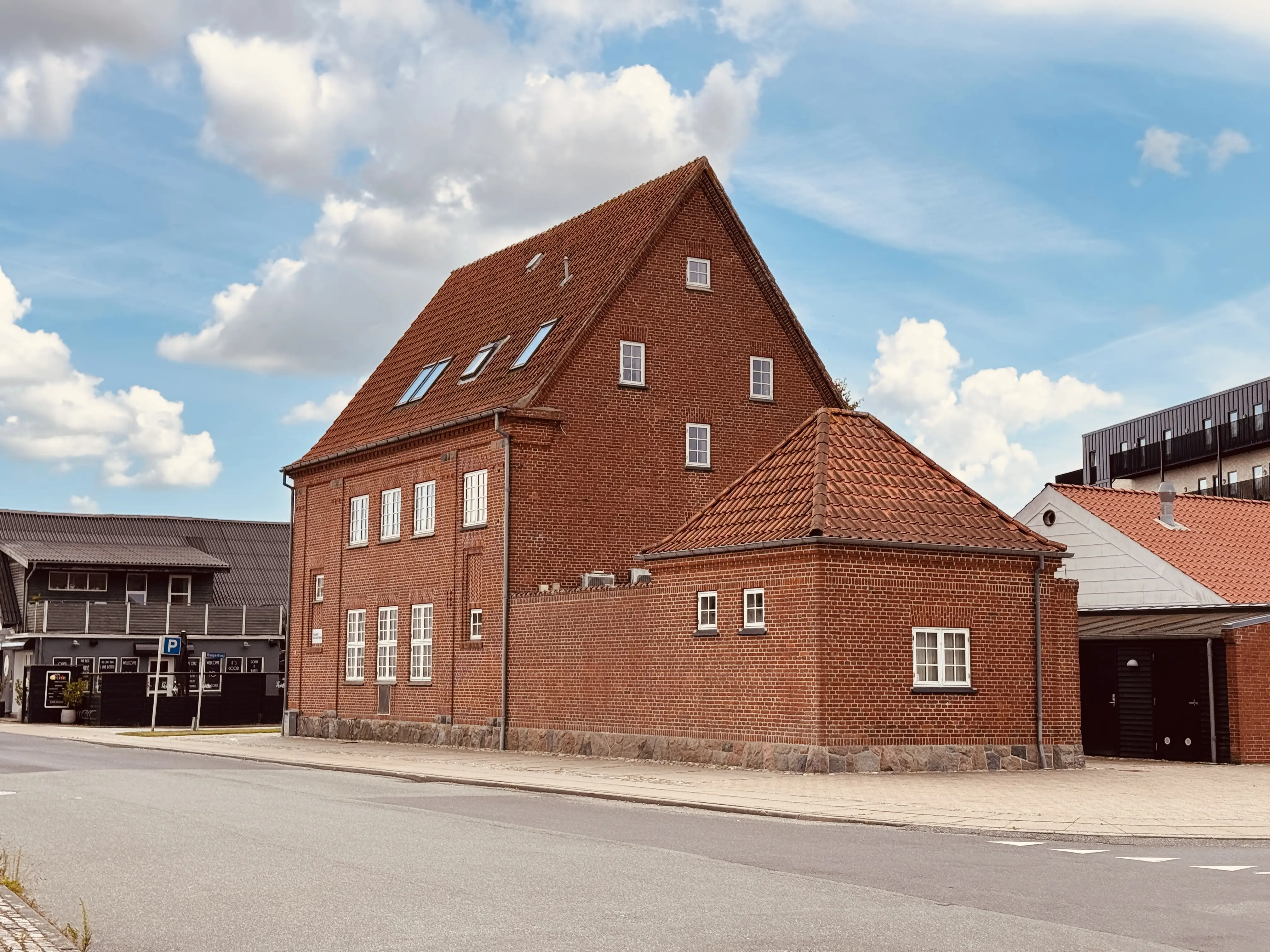 Billede af det gamle posthus ved Aabybro Station.