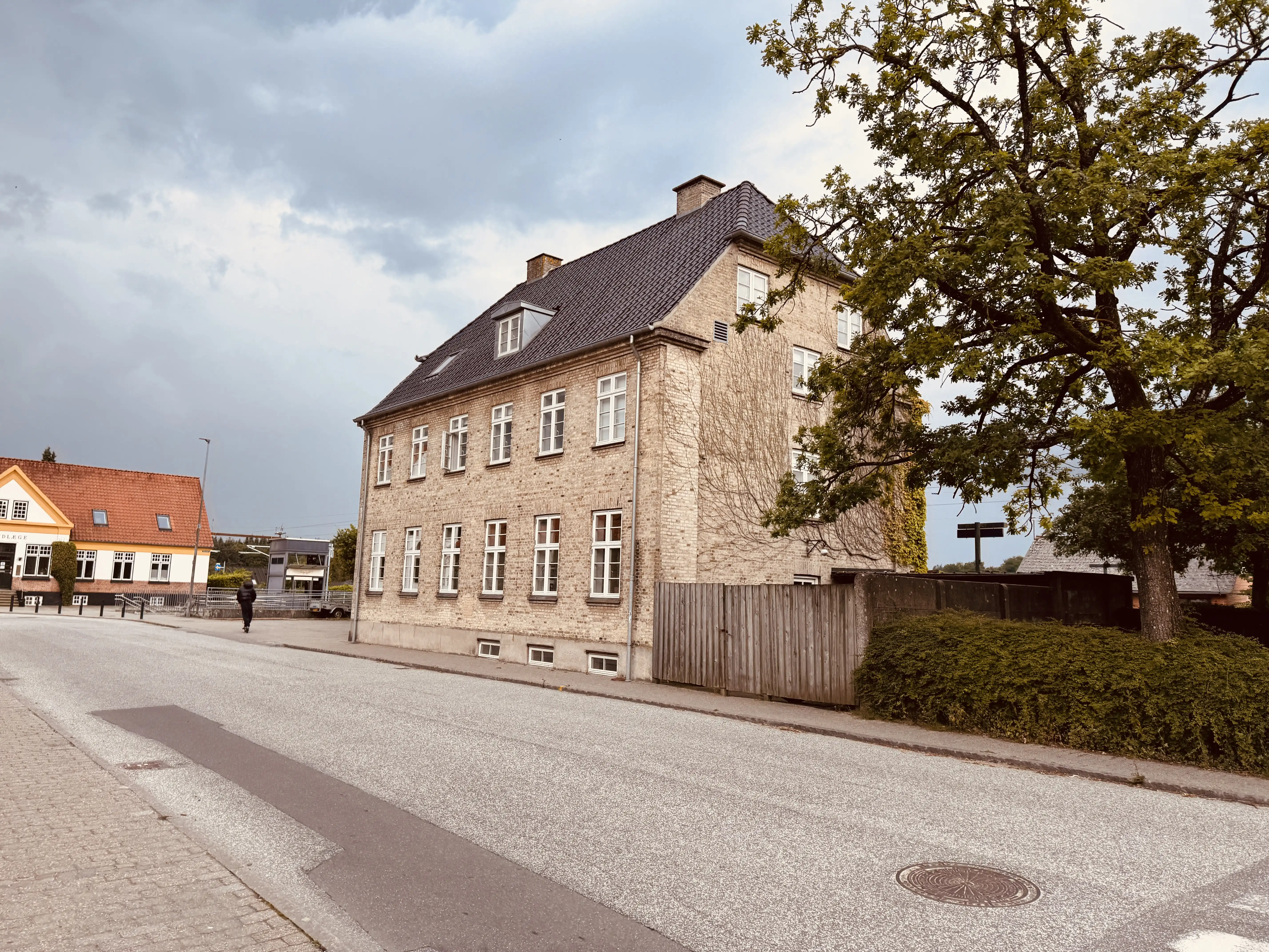 Billede af den tidligere postbygning ved Skørping Station. Billede af den tidligere postbygning ved Skørping Station.