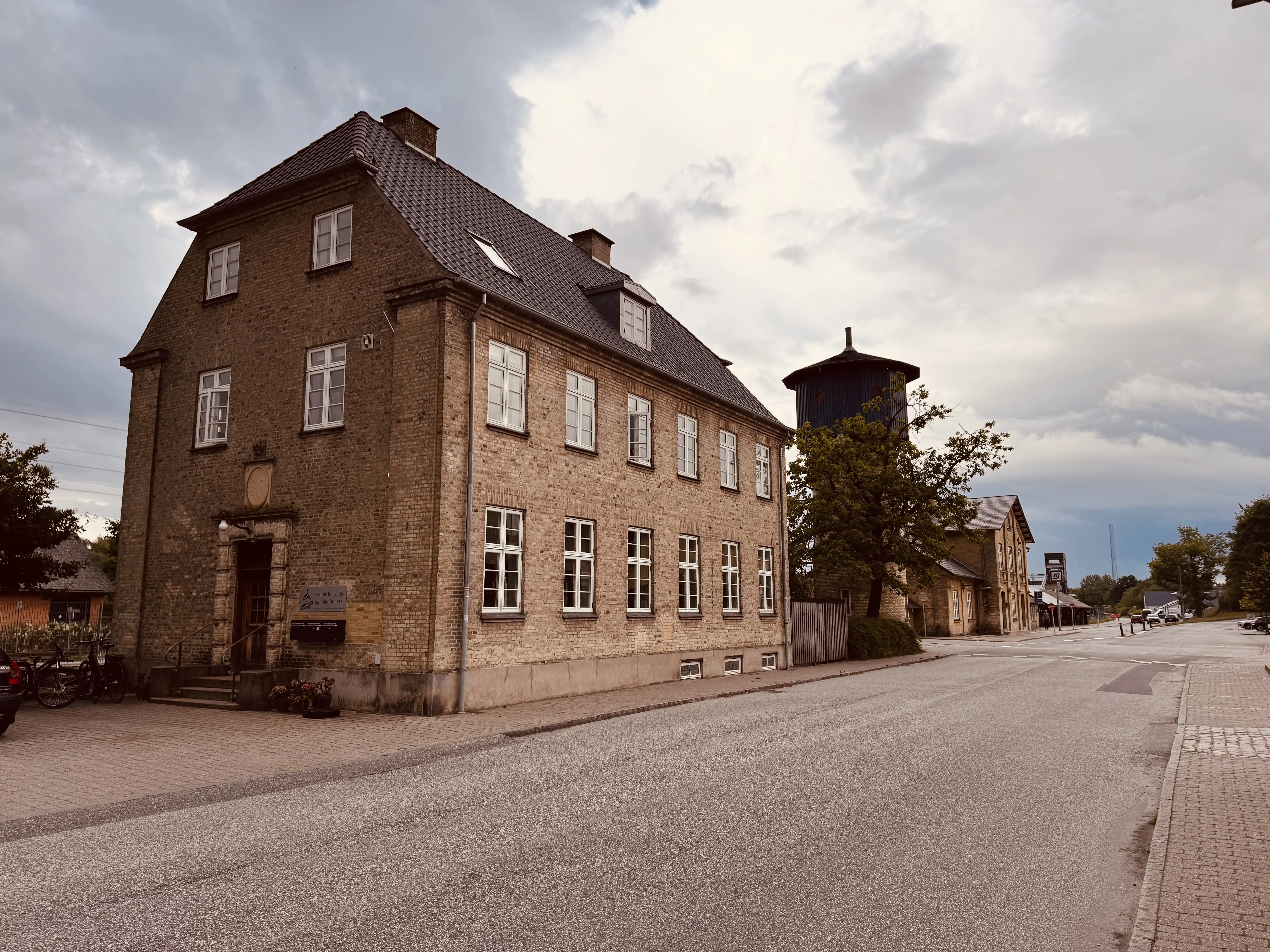 Billede af den tidligere postbygning ved Skørping Station. Billede af den tidligere postbygning ved Skørping Station.