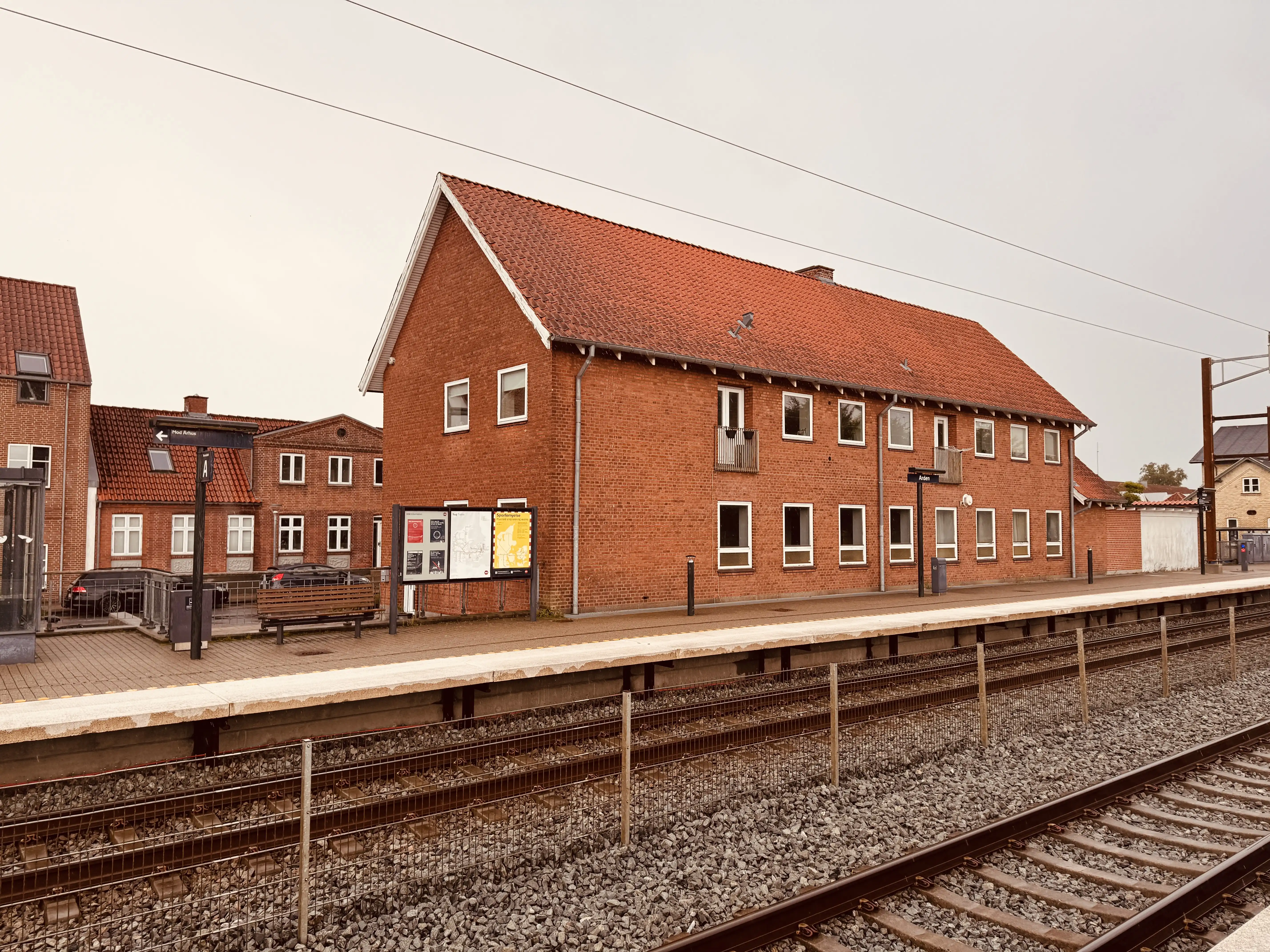 Billede af postbygningen fra 1954 ved Arden Station.