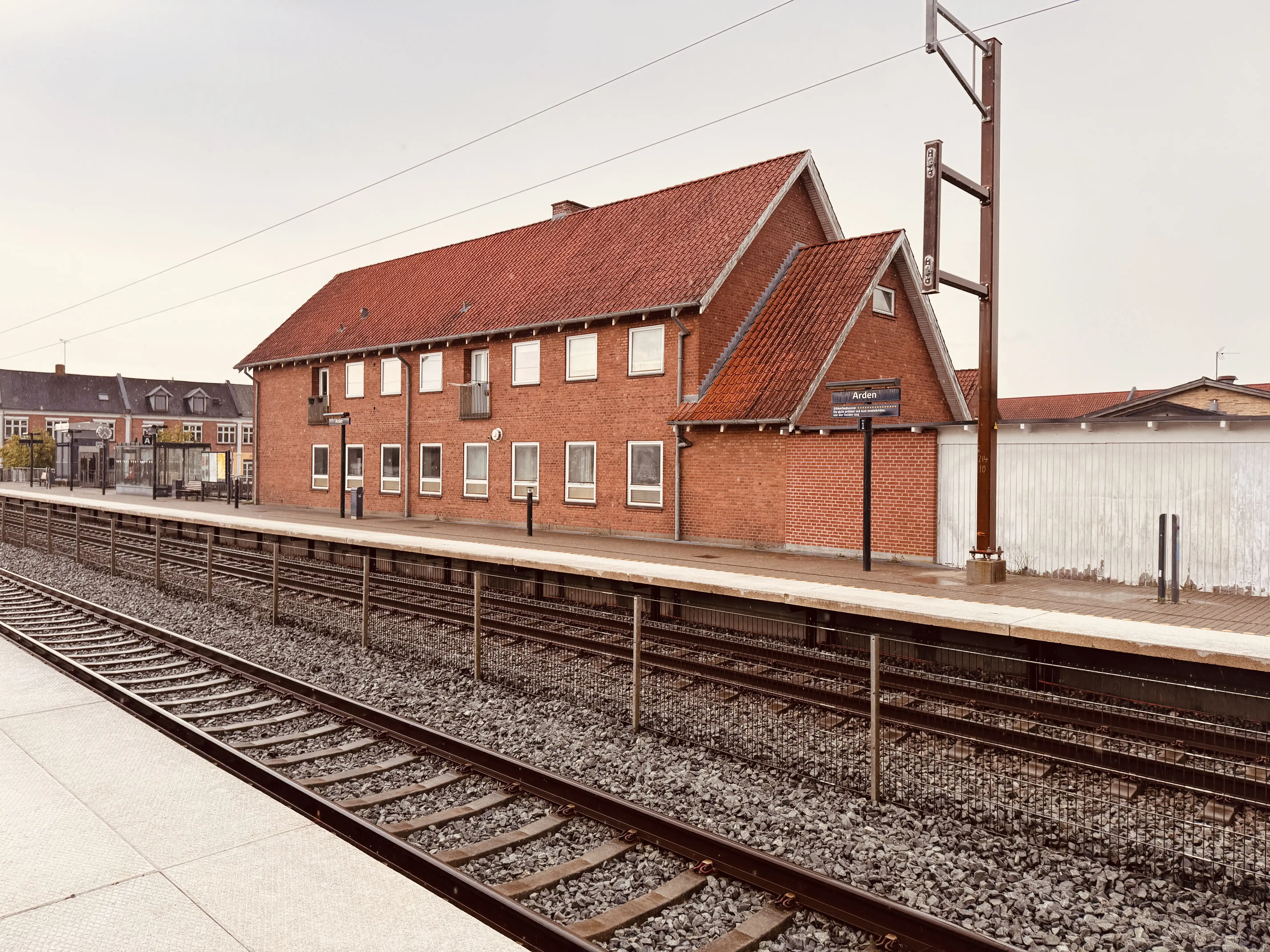 Billede af postbygningen fra 1954 ved Arden Station.