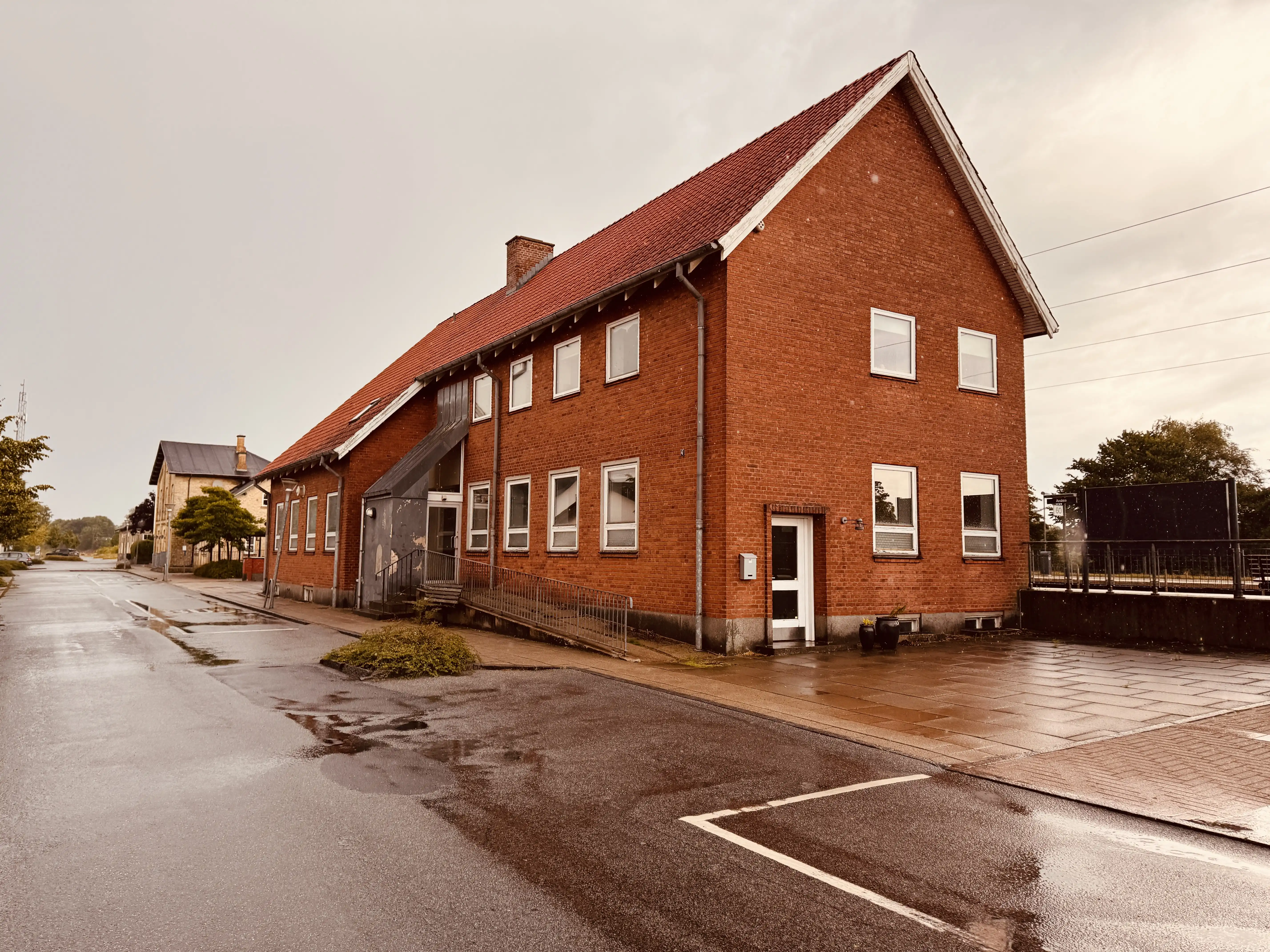 Billede af postbygningen fra 1954 ved Arden Station.