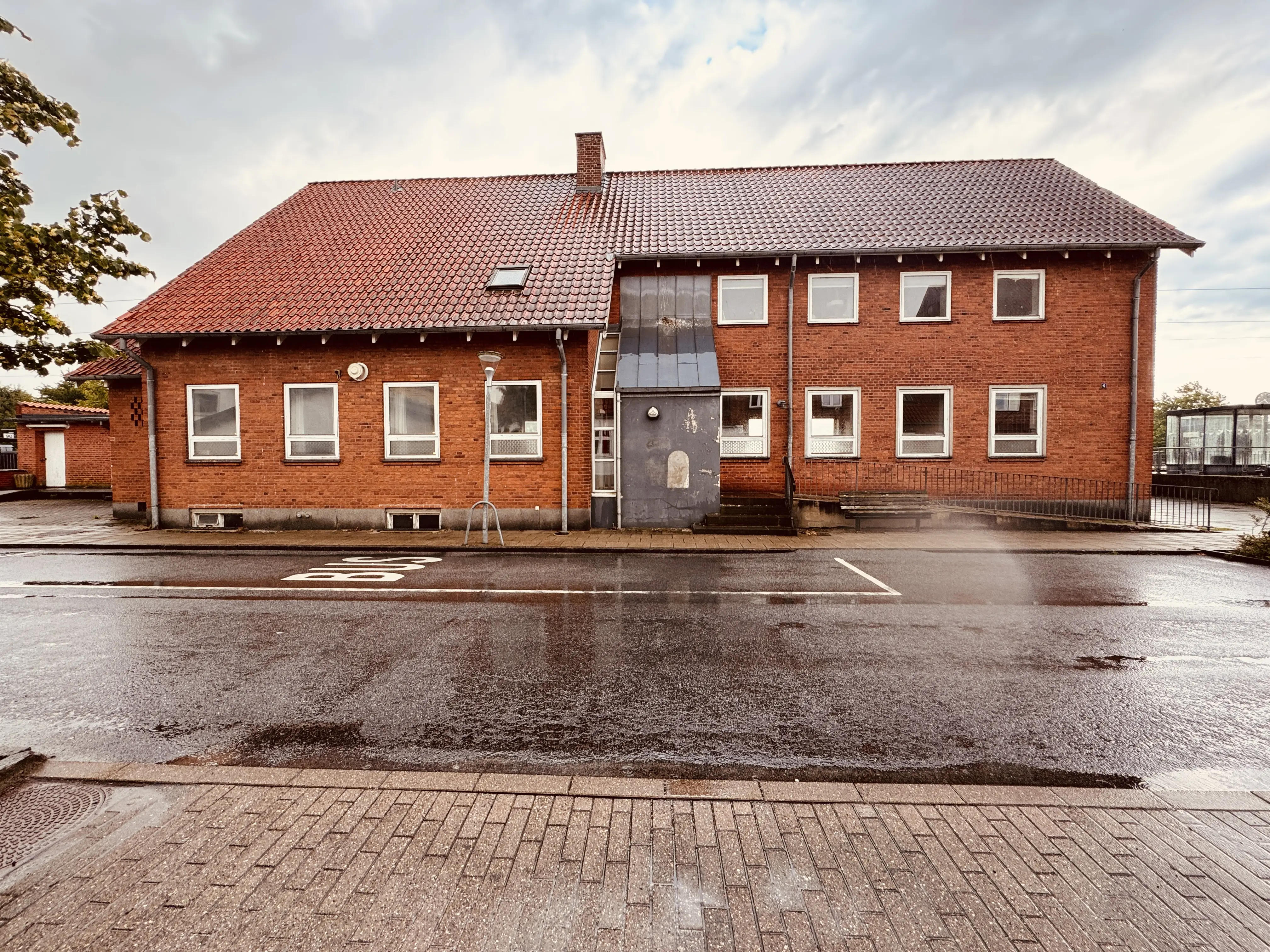 Billede af postbygningen fra 1954 ved Arden Station.