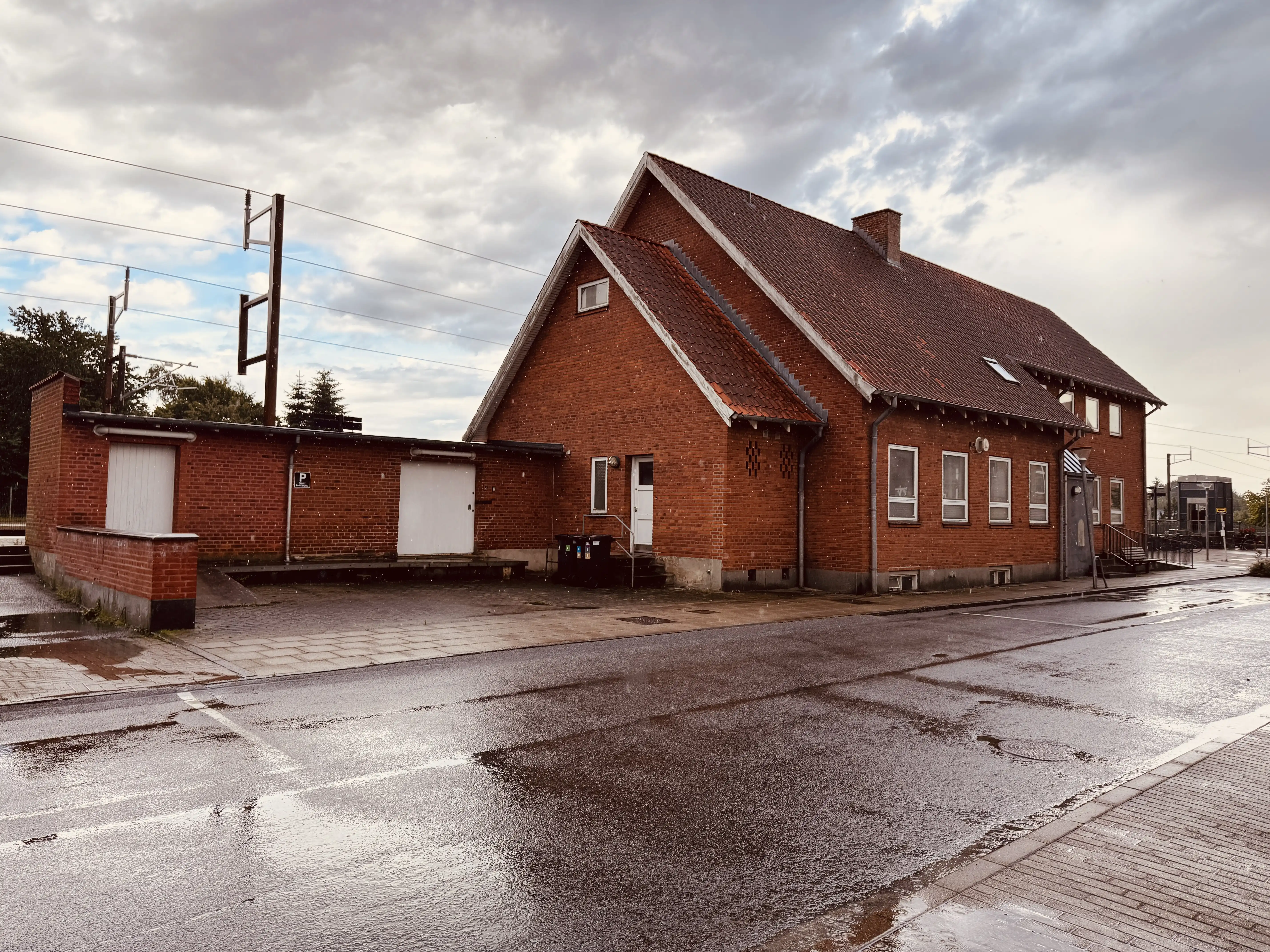 Billede af postbygningen fra 1954 ved Arden Station.