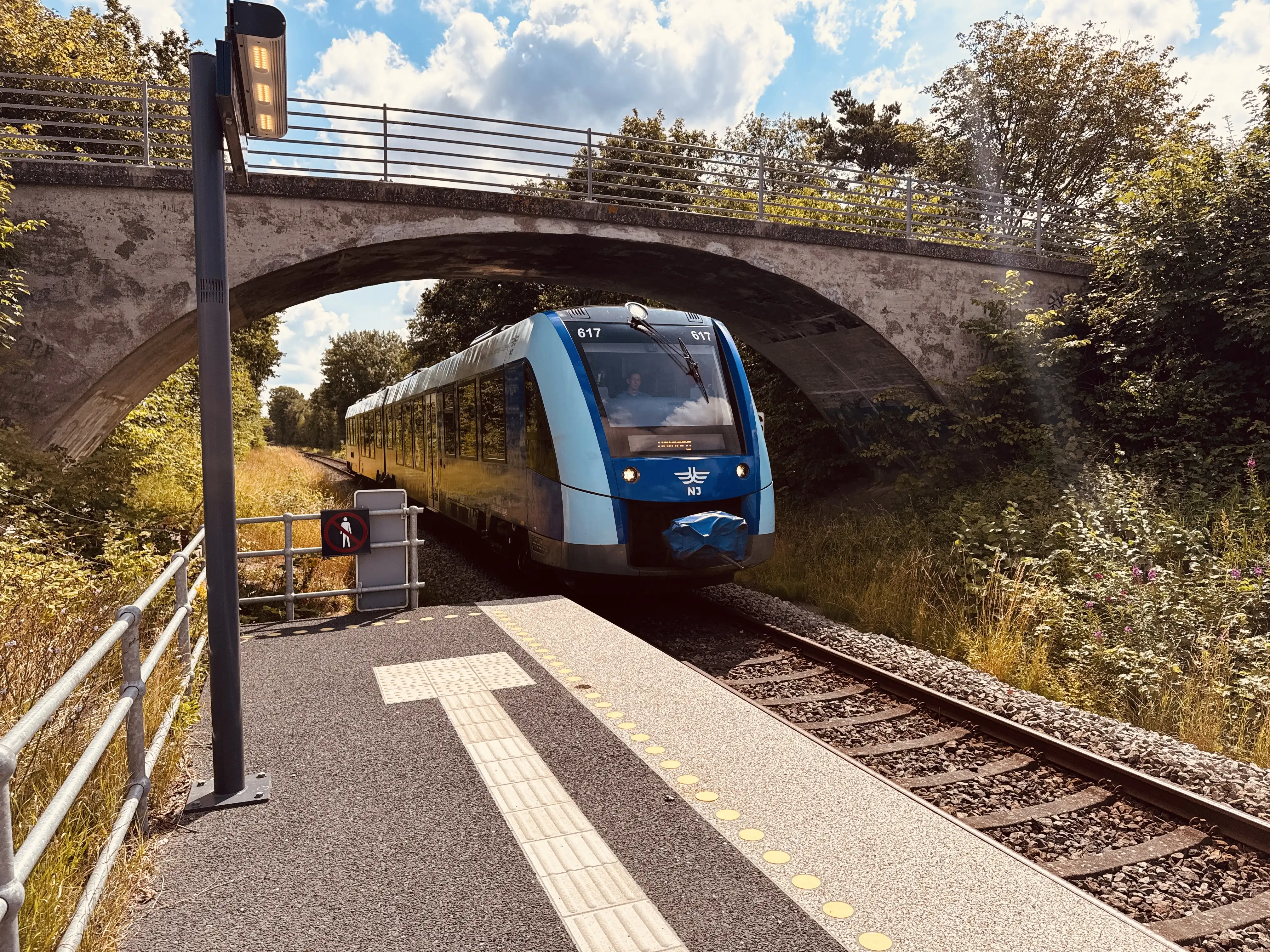 Billede af NJJ LM 617 fotograferet ud for Hjørring Øst Trinbræt.