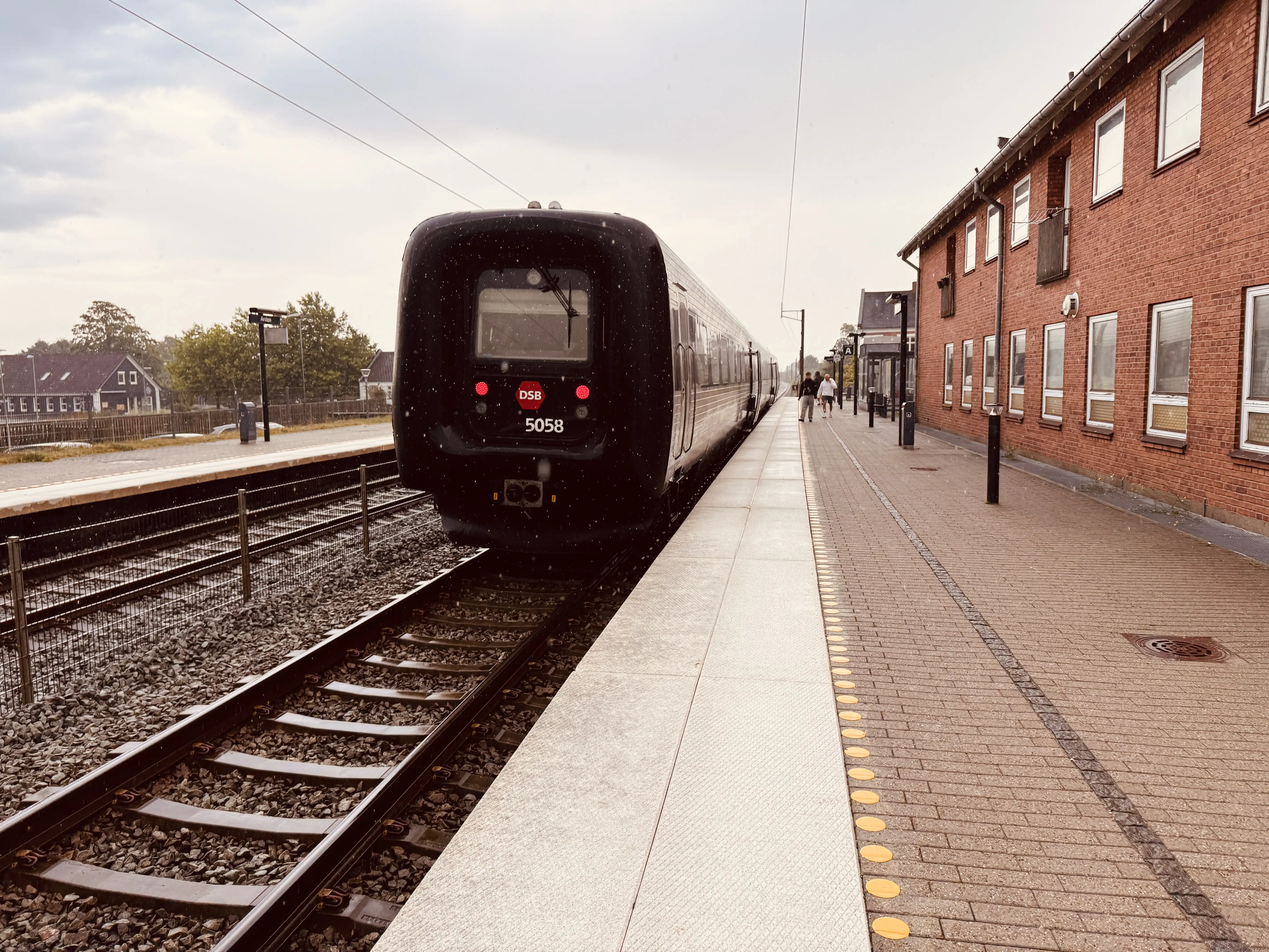 Billede af DSB MF 5058 fotograferet ud for Arden Station.