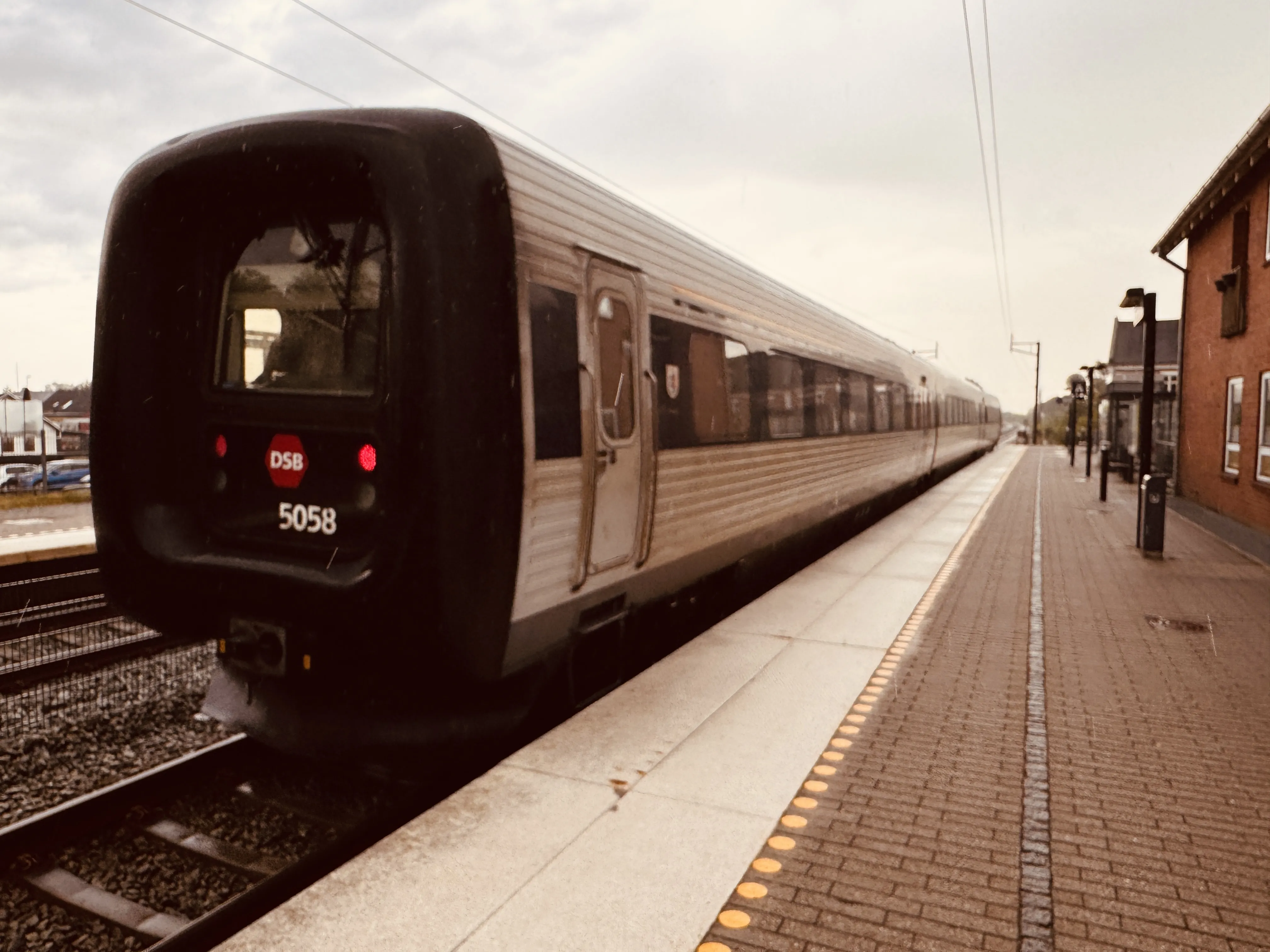 Billede af DSB MF 5058 fotograferet ud for Arden Station.