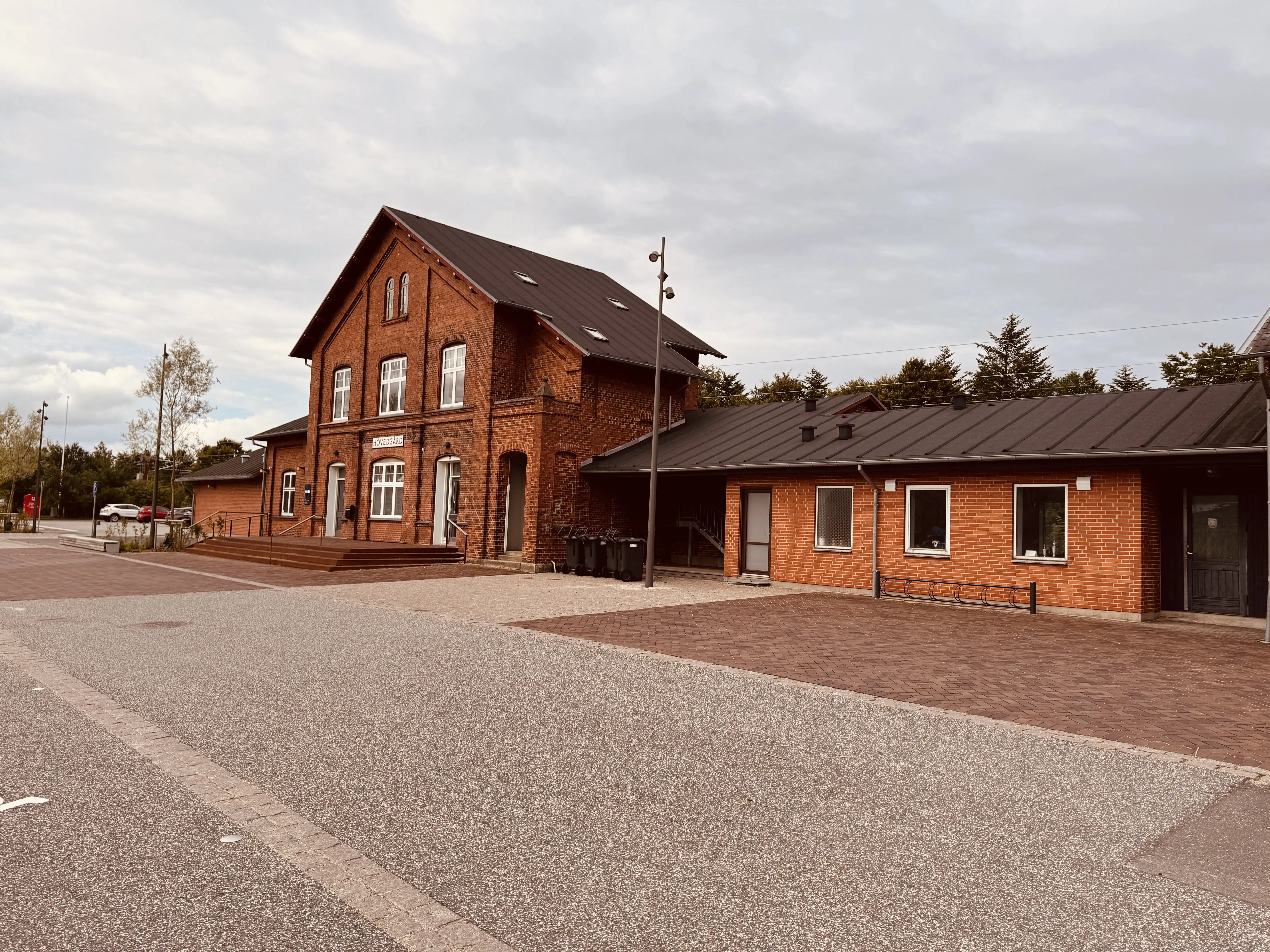 Billede af Hovedgård Station. Billede af Hovedgård Station.