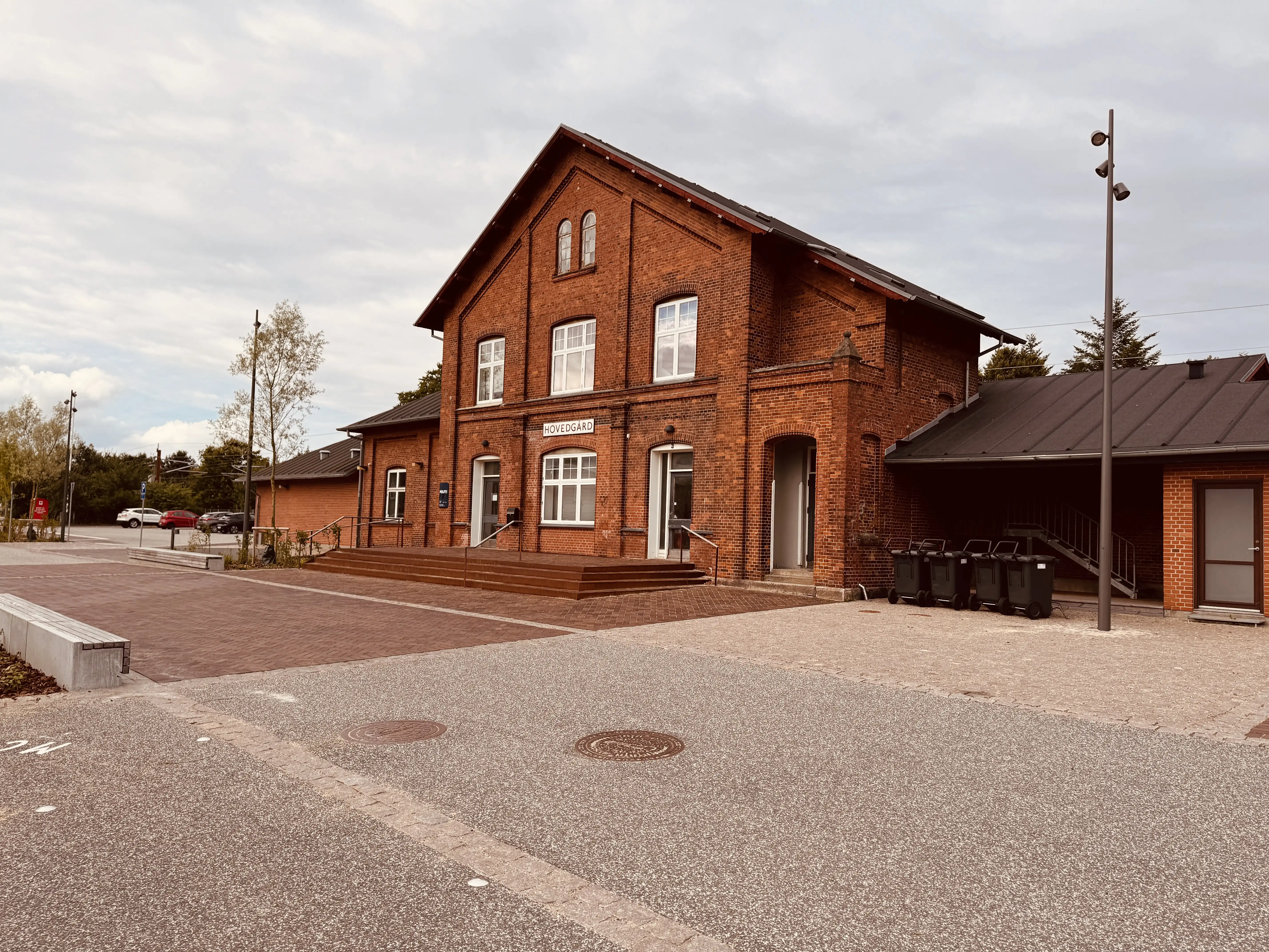 Billede af Hovedgård Station. Billede af Hovedgård Station.