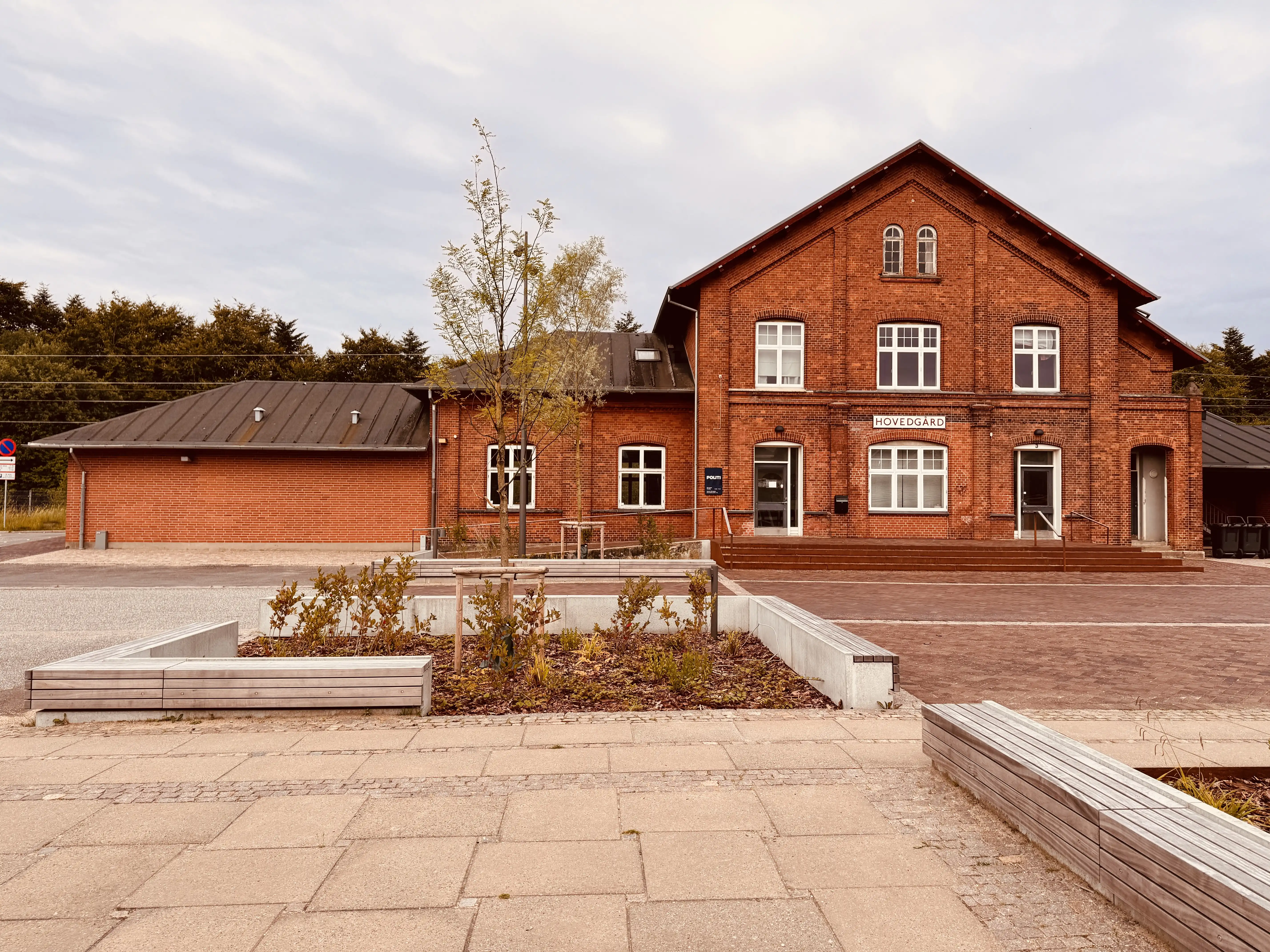Billede af Hovedgård Station. Billede af Hovedgård Station.
