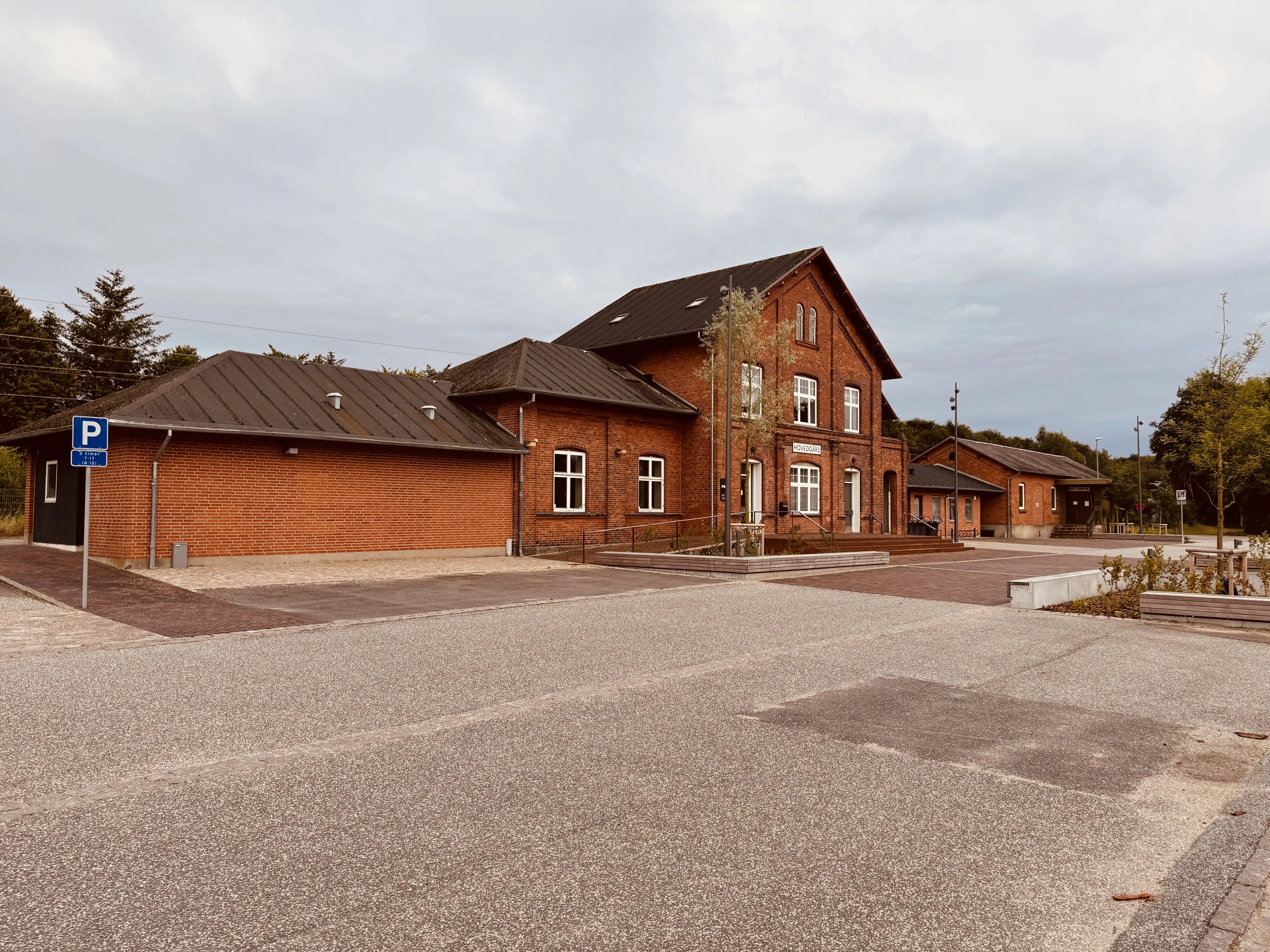 Billede af Hovedgård Station. Billede af Hovedgård Station.