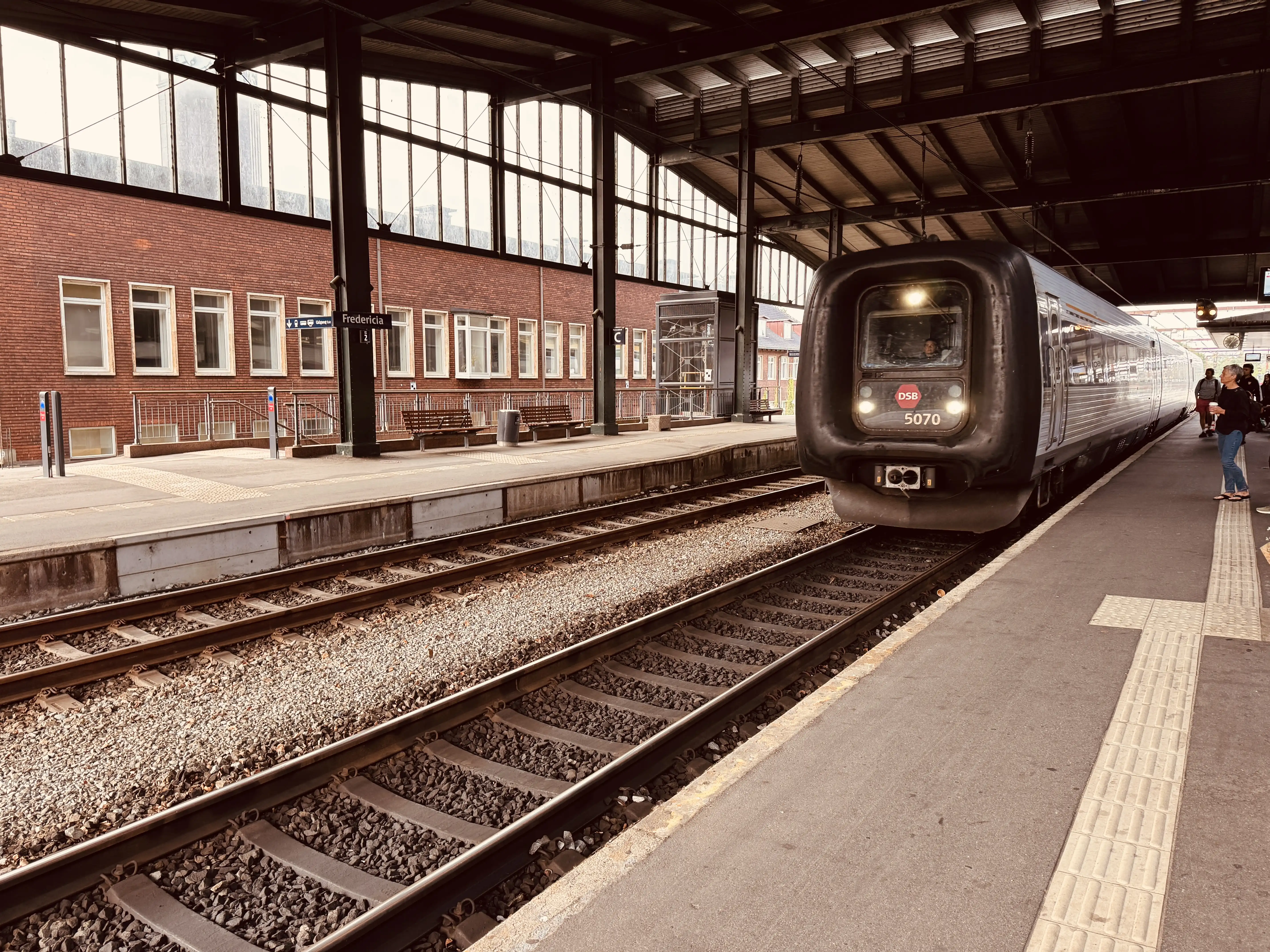 Billede af DSB MF 5070 fotograferet ud for Fredericia Station.