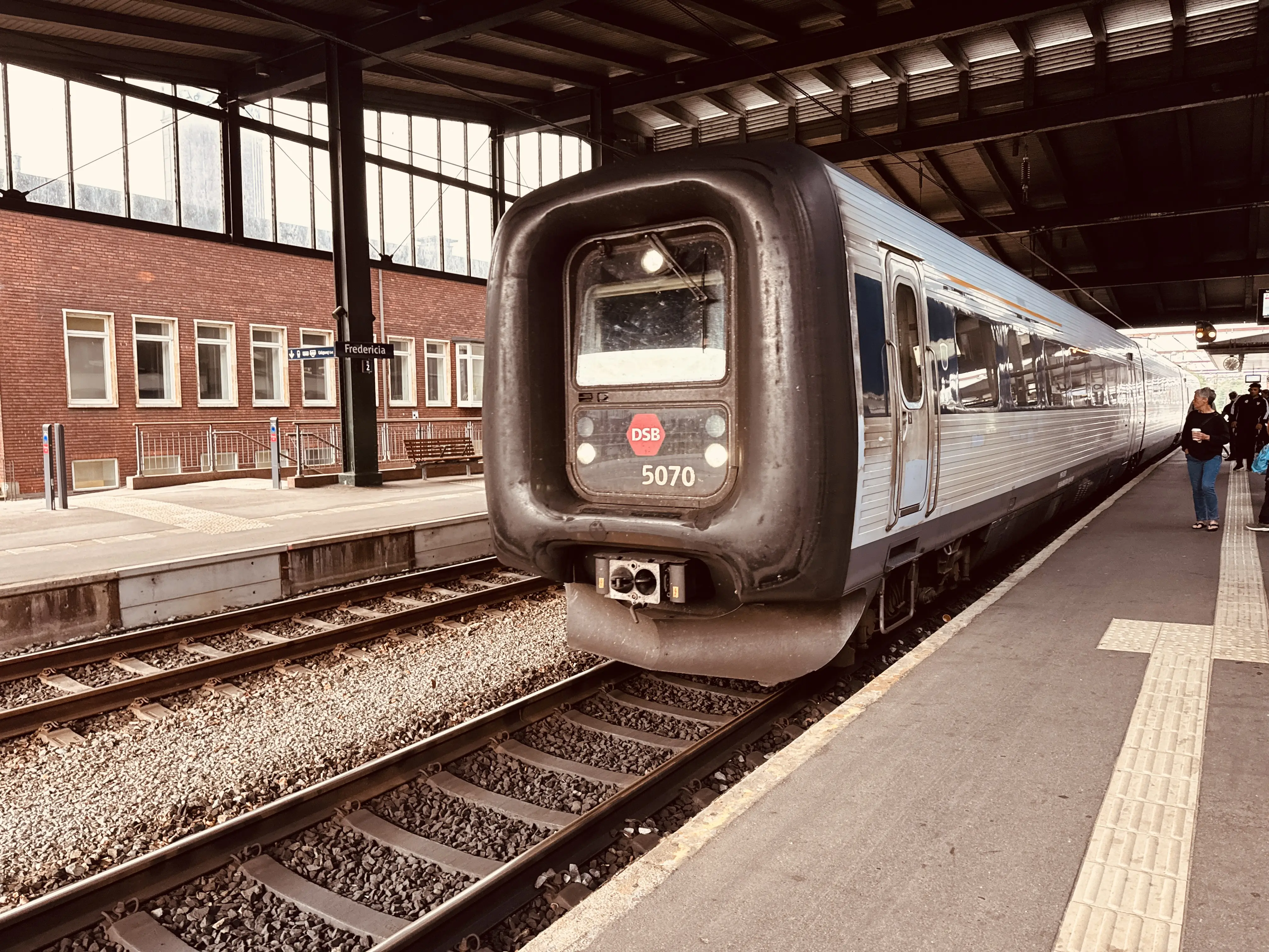 Billede af DSB MF 5070 fotograferet ud for Fredericia Station.