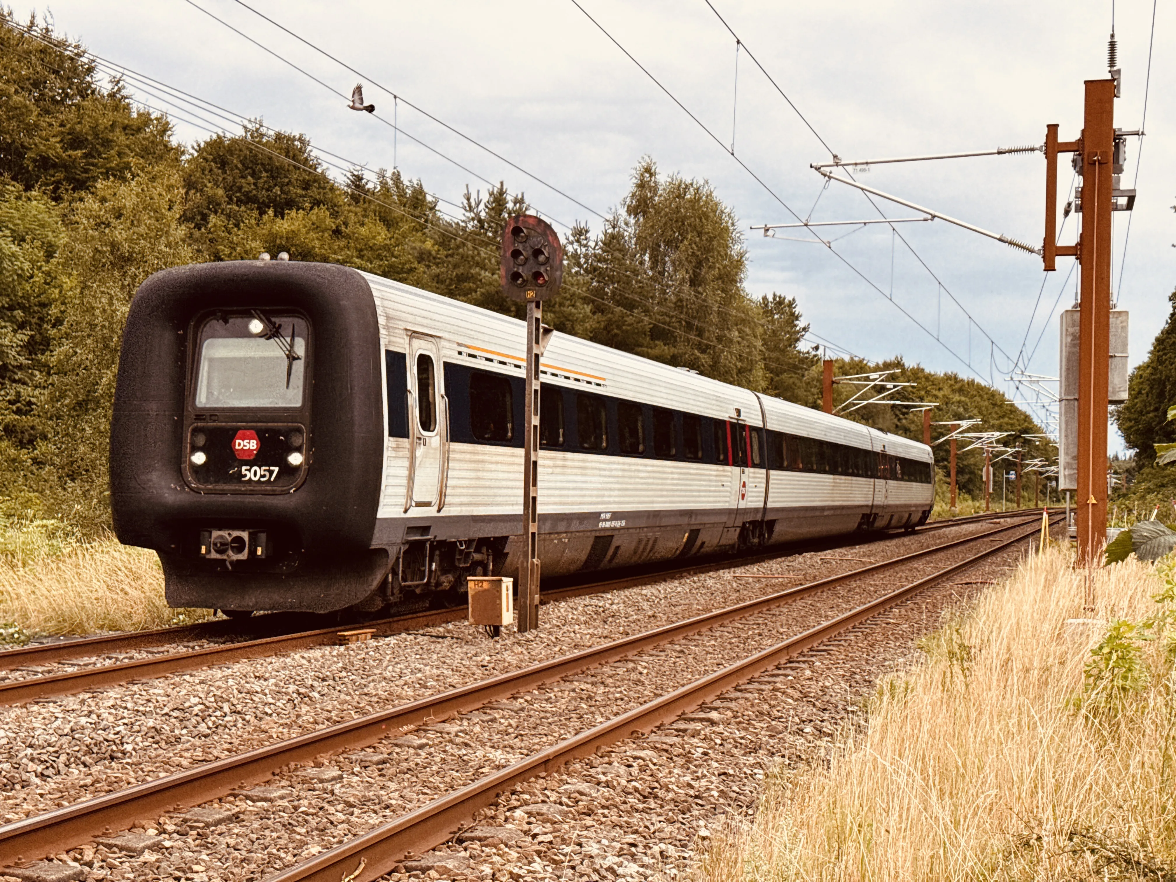 Billede af DSB MF 5057 fotograferet ud for Hovedgård Station. Billede af DSB MF 5057 fotograferet ud for Hovedgård Station.