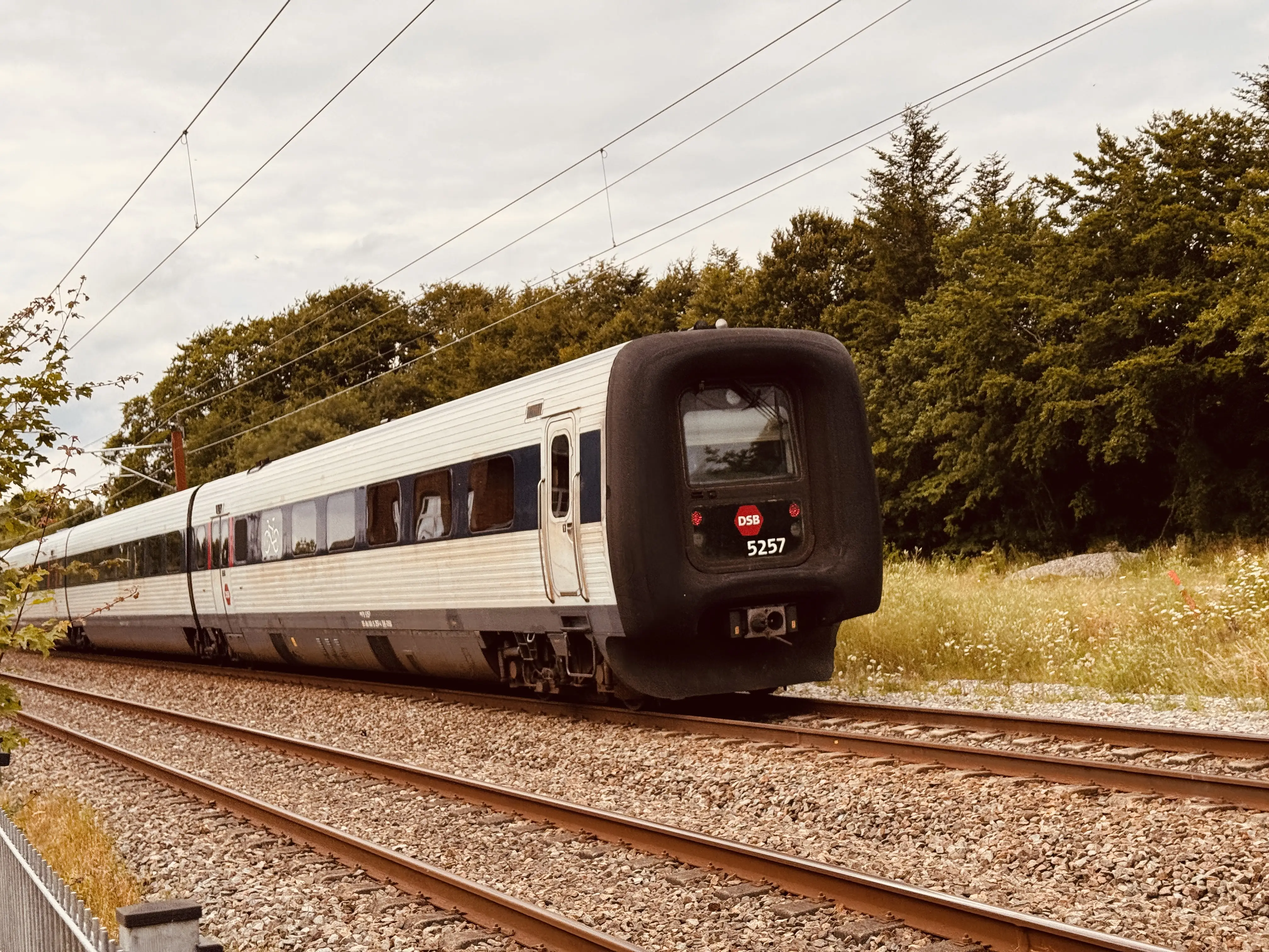 Billede af DSB MF 5057 fotograferet ud for Hovedgård Station.