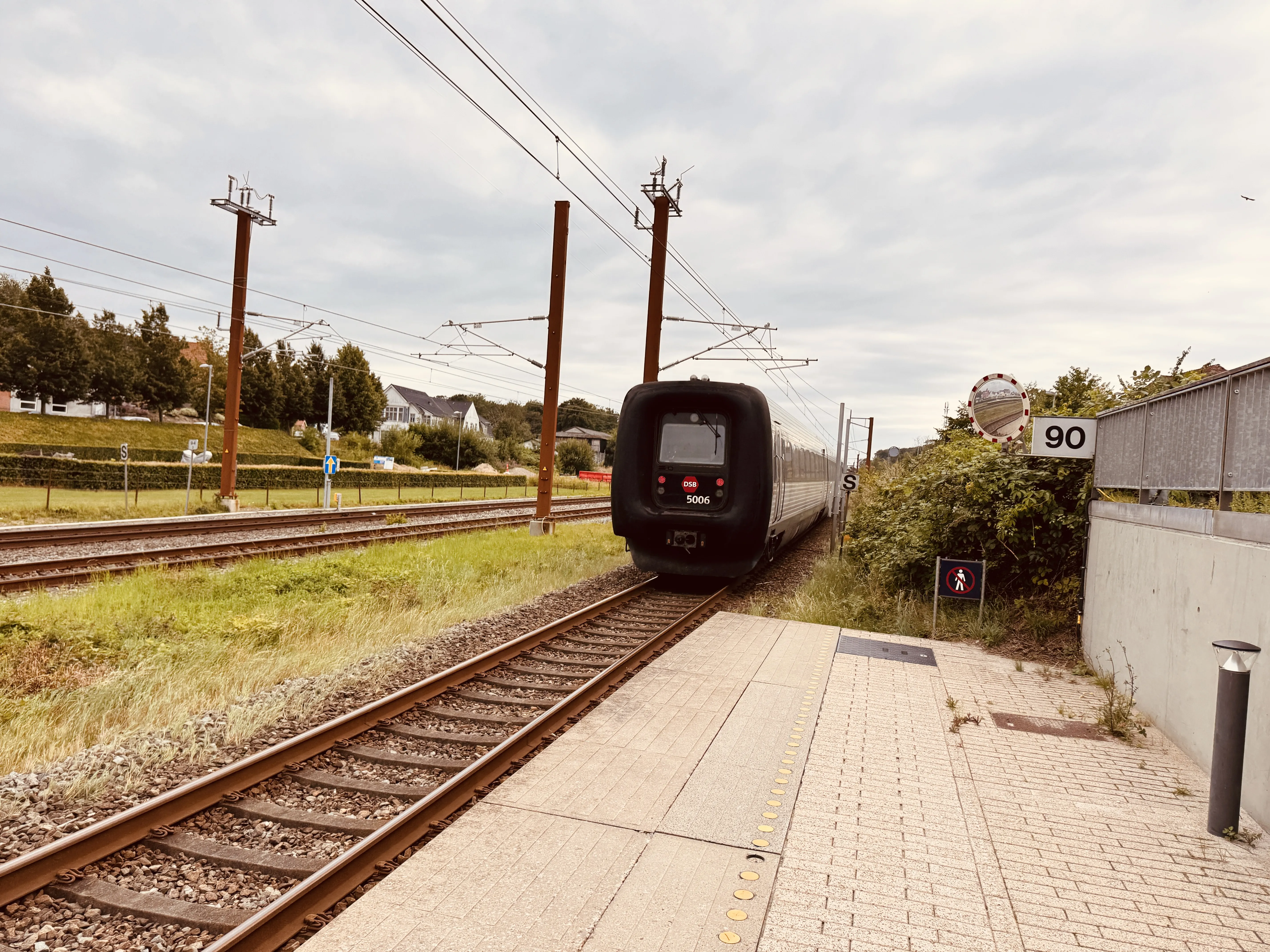 Billede af DSB MF 5006 fotograferet ud for Hørning Trinbræt. Billede af DSB MF 5006 fotograferet ud for Hørning Trinbræt.