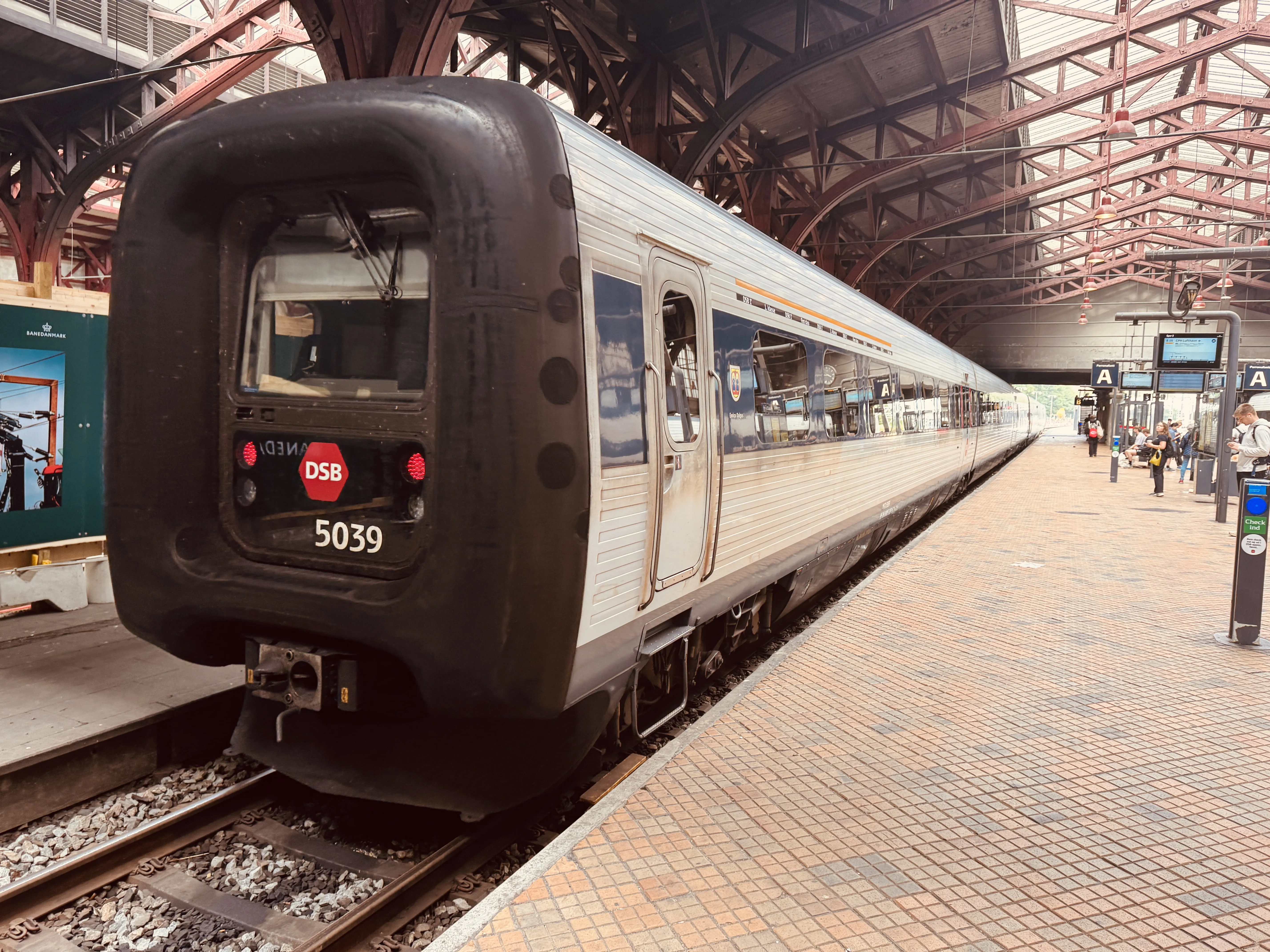 Billede af DSB MF 5039 fotograferet ud for Aarhus Hovedbanegård.