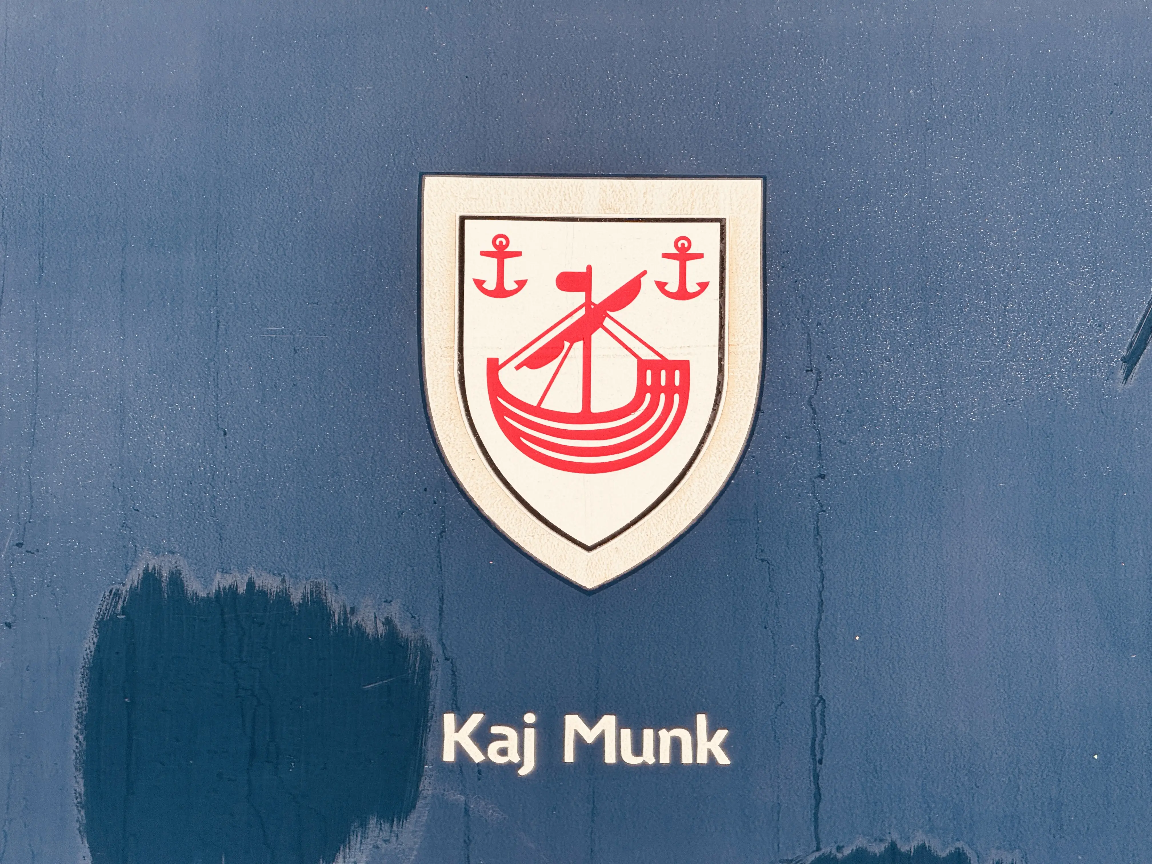 Billede af Rødbys byvåben og navngivet "Kaj Munk" på siden af DSB MF 5077 fotograferet ud for København Hovedbanegård.