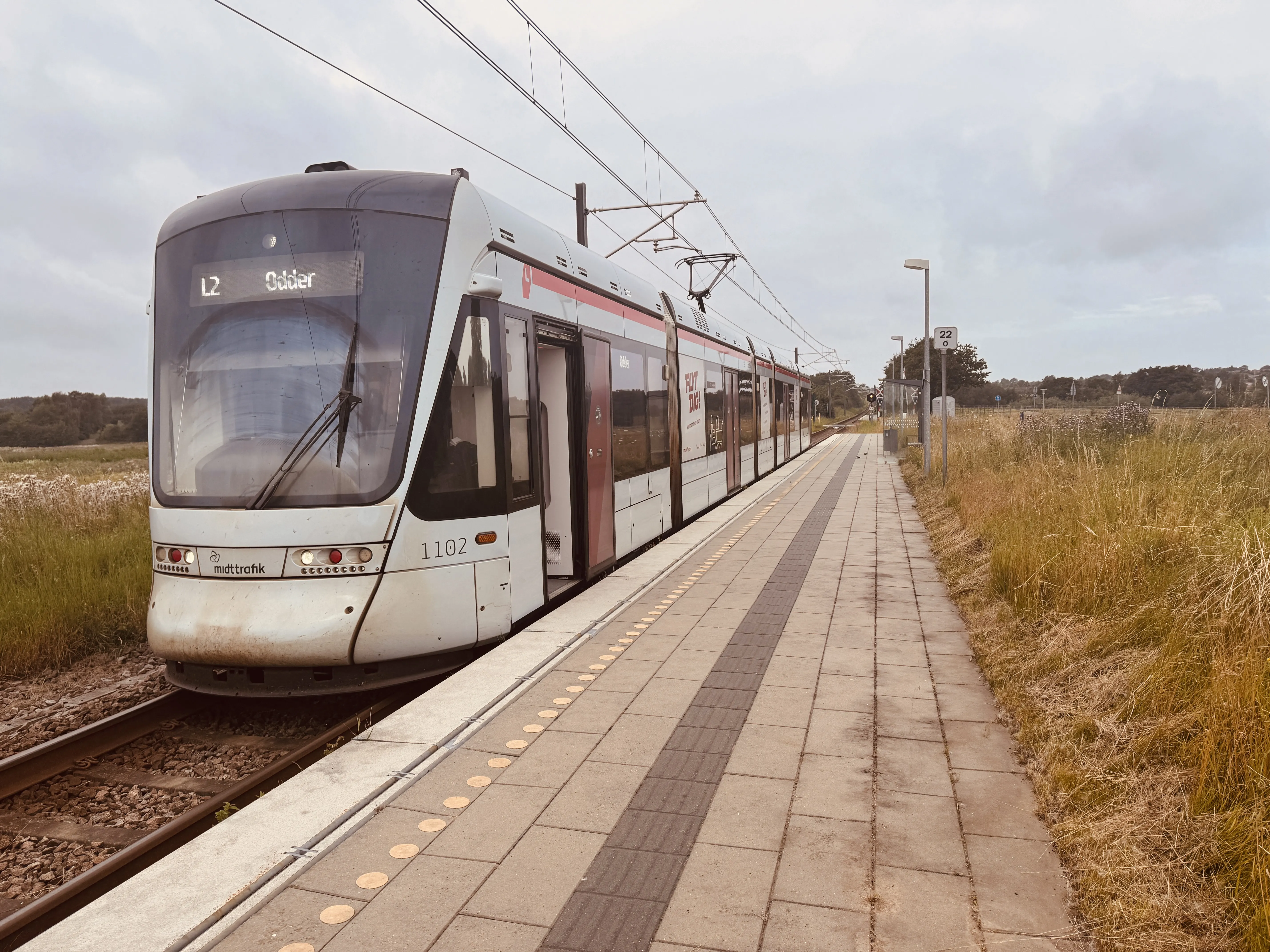 Billede af Aarhus Letbane togsæt 1102 fotograferet ud for Vilhelmsborg Letbanestation.