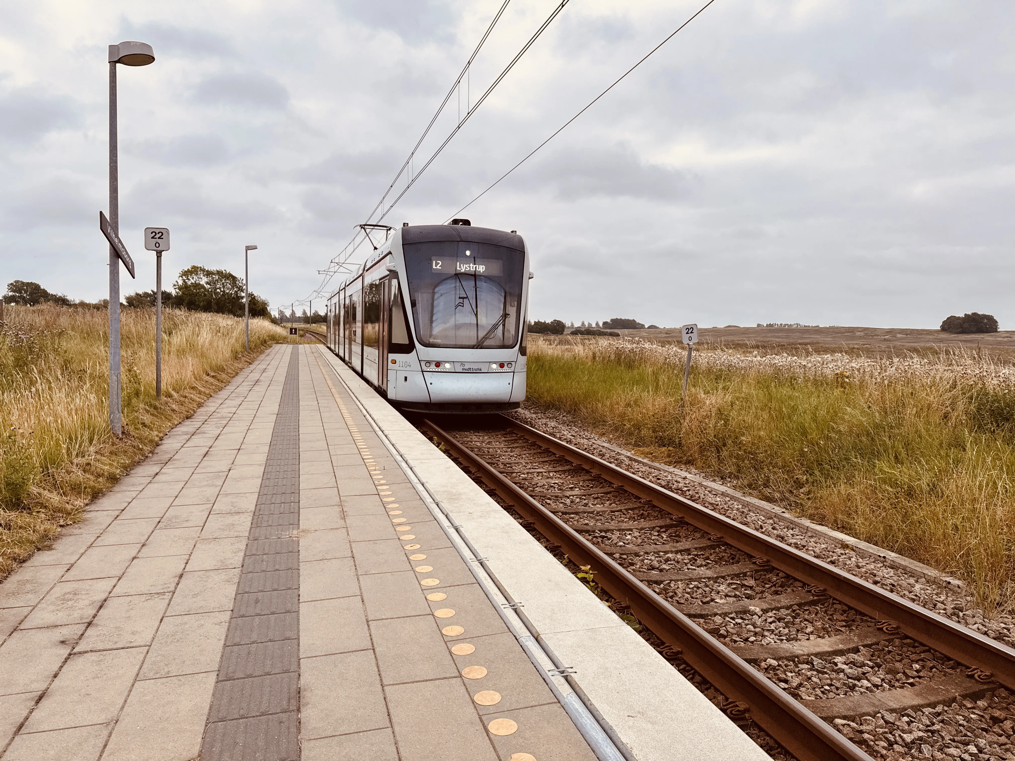 Billede af Aarhus Letbane togsæt 1104 fotograferet ud for Vilhelmsborg Letbanestation.